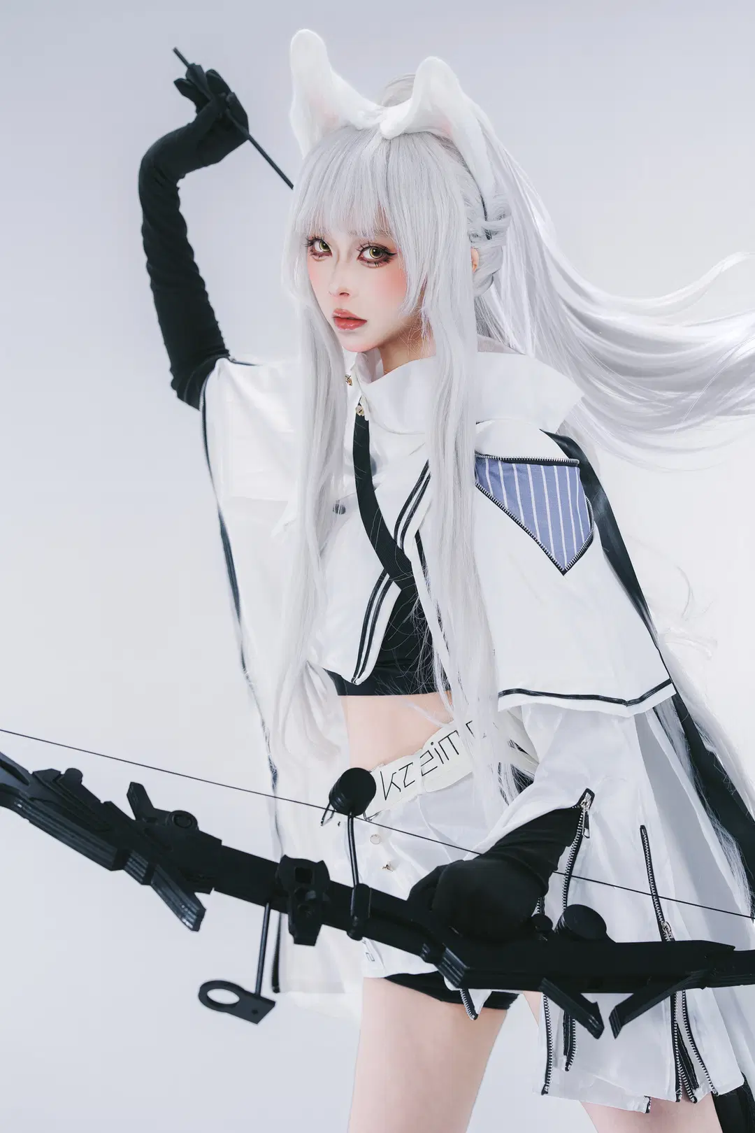 【プラチナコスプレ】『アークナイツ』白ホリに立つ戦術の狩人と重厚なる黒弓 - 摄影师布里 - 9枚目