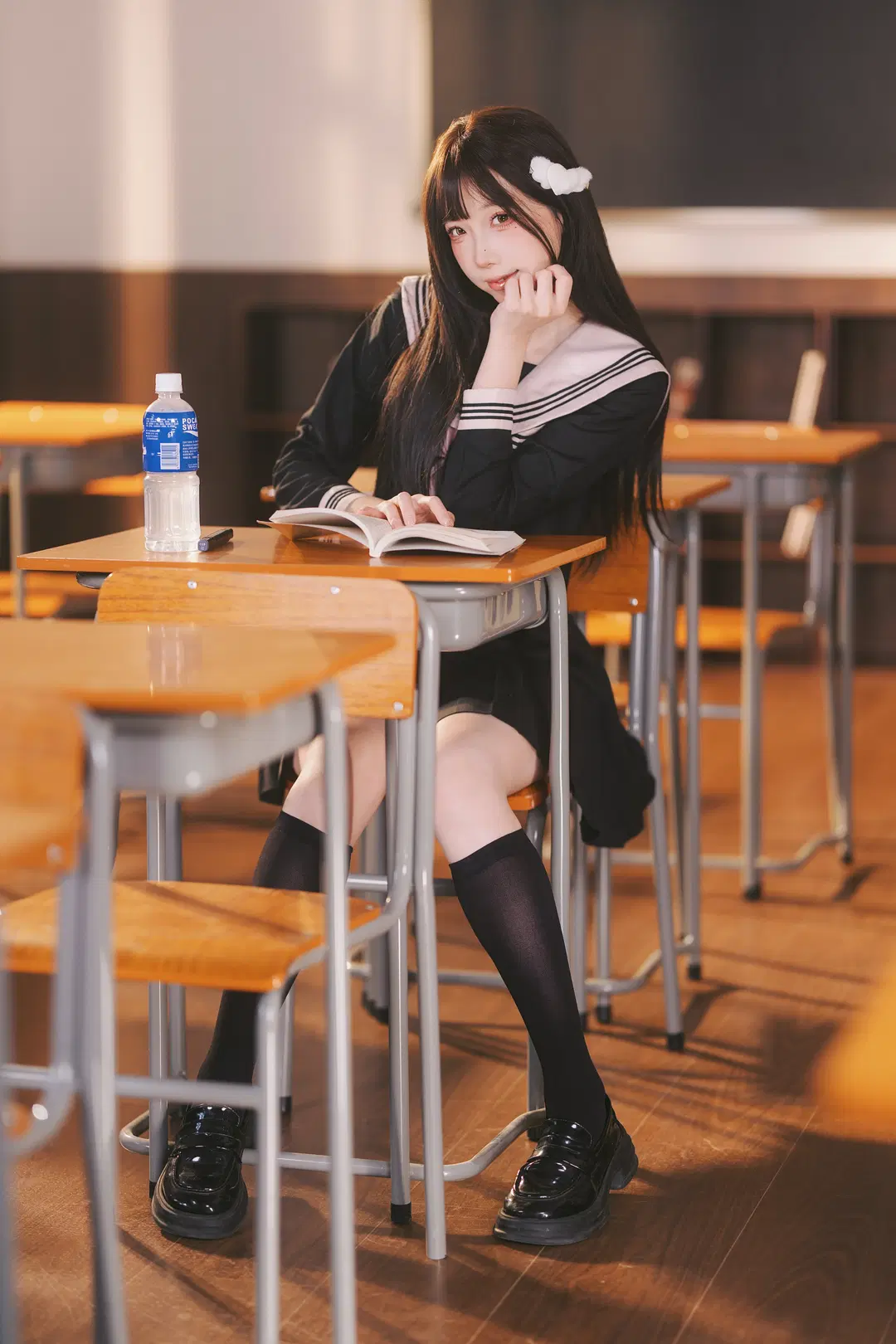 放課後の教室：黒セーラー服と黒ストッキングの少女写真 - 摄影师布里 - 15枚目