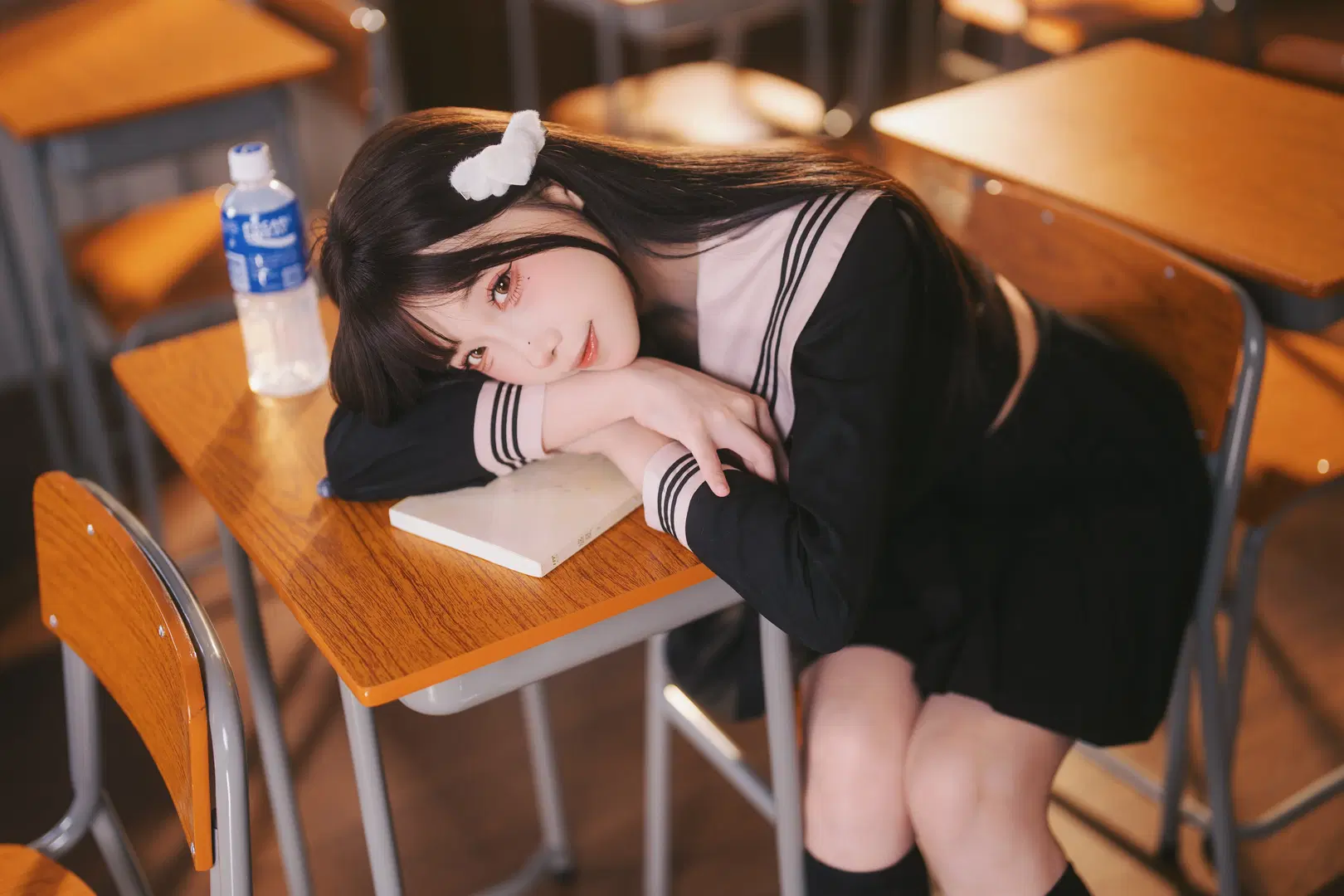 放課後の教室：黒セーラー服と黒ストッキングの少女写真 - 摄影师布里 - 18枚目