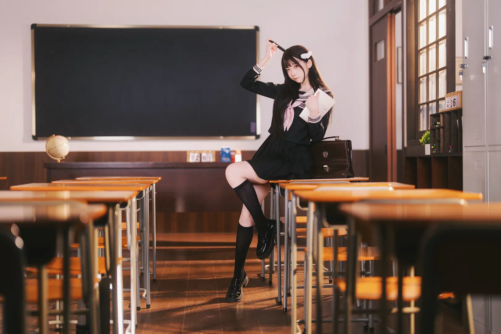 放課後の教室：黒セーラー服と黒ストッキングの少女写真 - 摄影师布里 - 2枚目