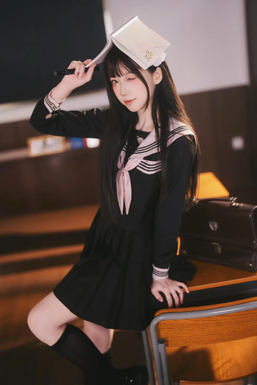 放課後の教室：黒セーラー服と黒ストッキングの少女写真 - 摄影师布里 - 3枚目