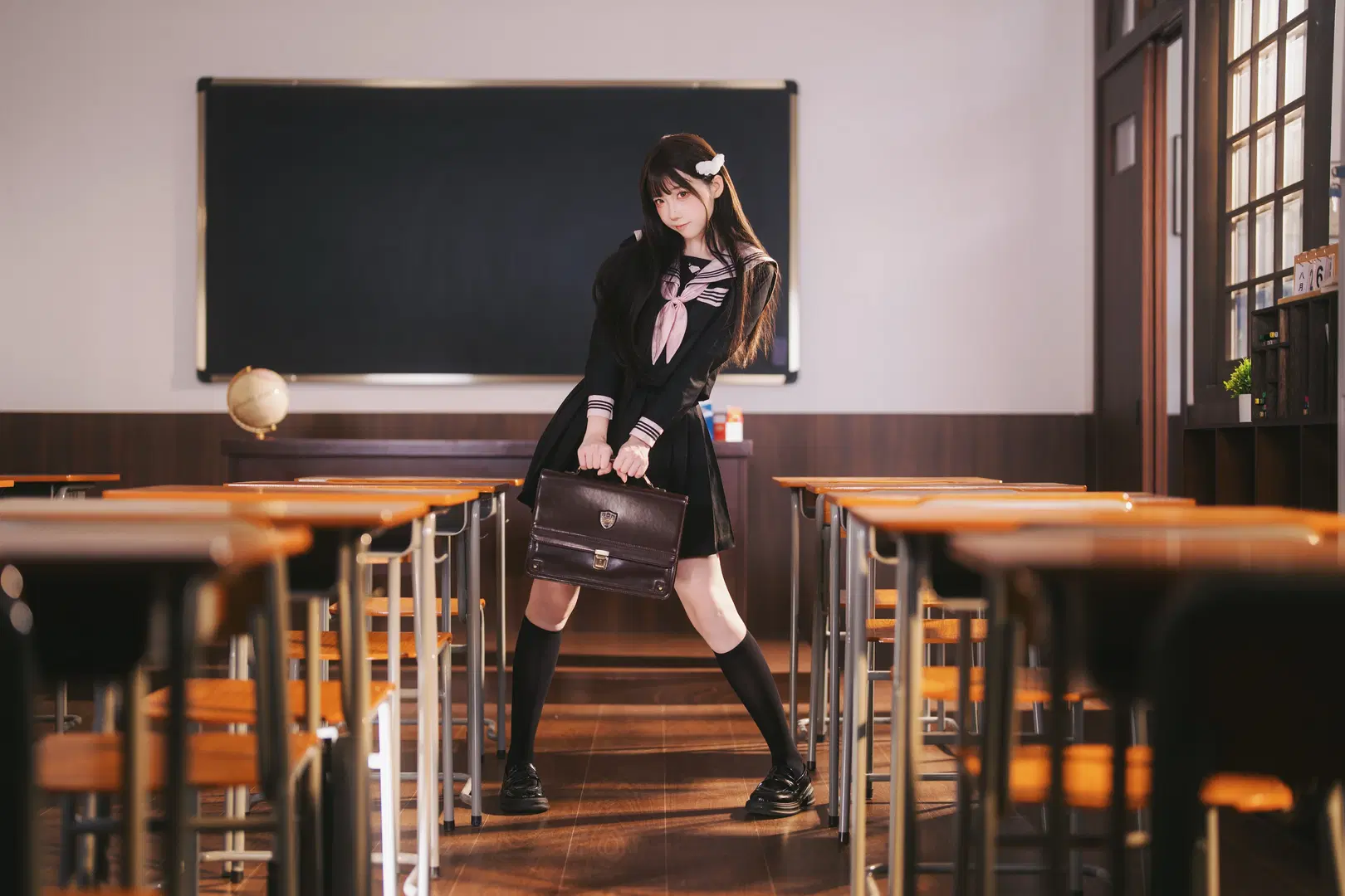 放課後の教室：黒セーラー服と黒ストッキングの少女写真 - 摄影师布里 - 4枚目