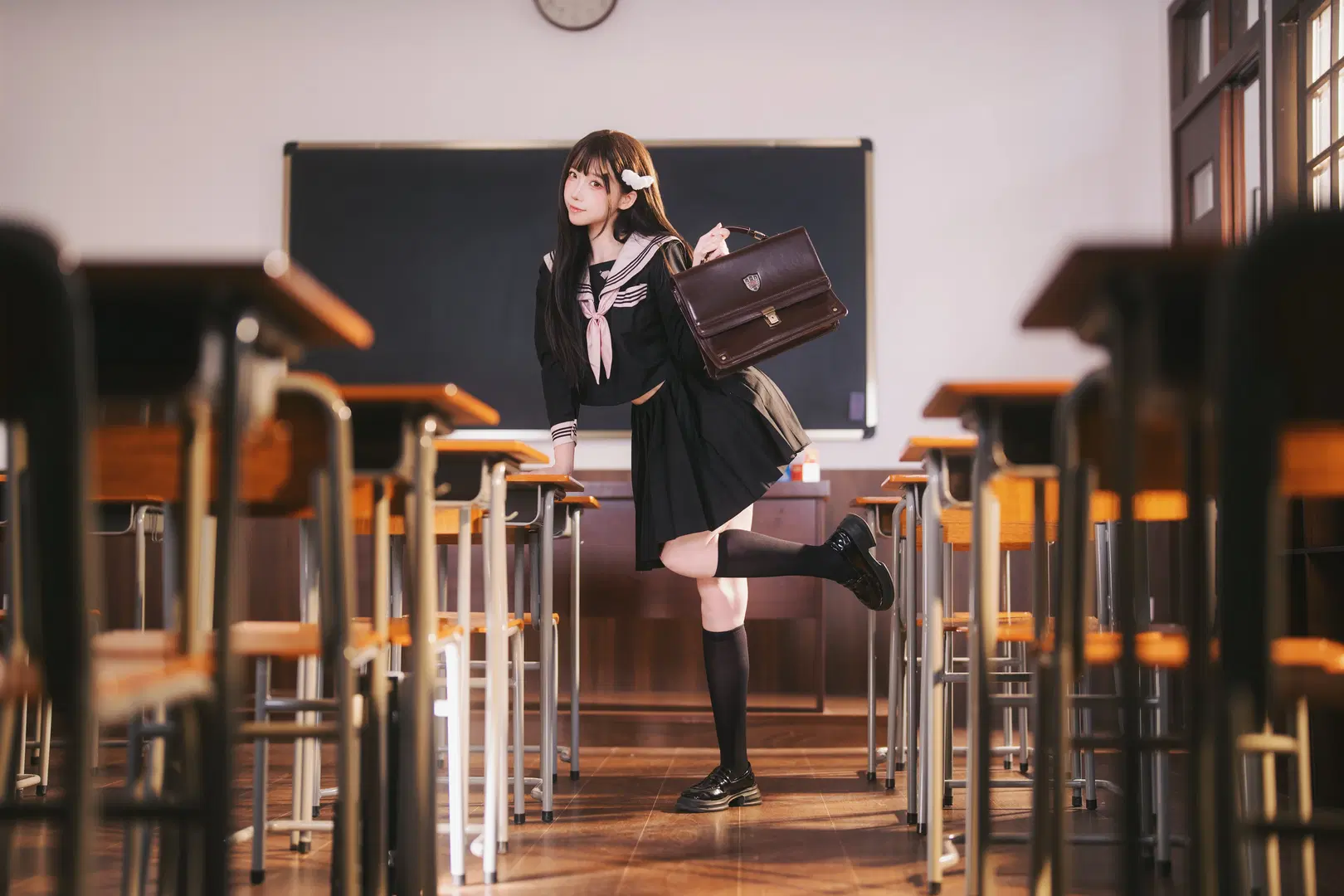 放課後の教室：黒セーラー服と黒ストッキングの少女写真 - 摄影师布里 - 5枚目