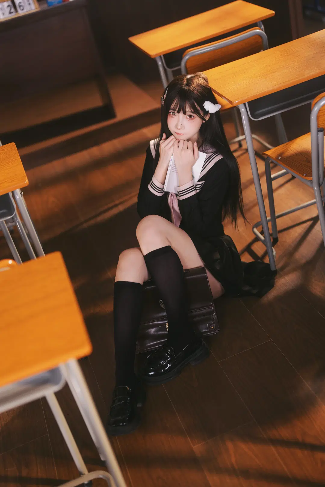 放課後の教室：黒セーラー服と黒ストッキングの少女写真 - 摄影师布里 - 8枚目