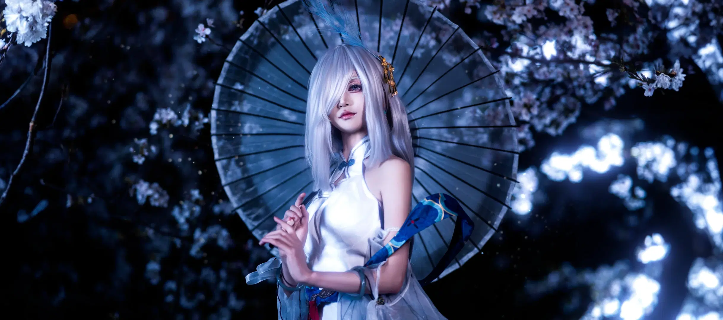 【申鶴 コスプレ】『原神』夜桜の下に佇む清涼な面影：ローキーポートレート - AdamsCCsama - 4枚目