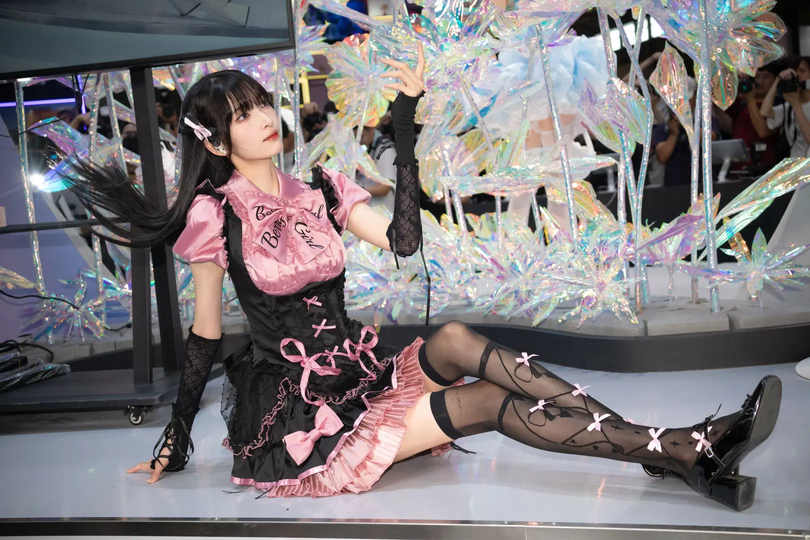 【青と黒の切り替えミニスカートに黒ストッキングとハイヒールを合わせたブースコスプレ記録】 - 沐风 - 3枚目