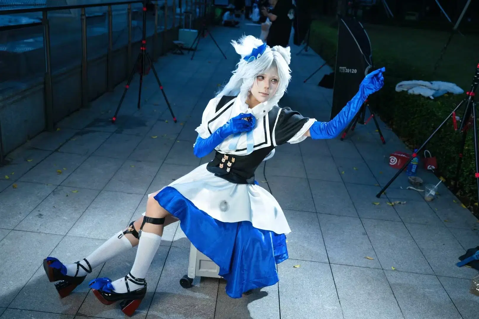 【小诗人cos】第五人格暗夜提裙少女的夜拍记录 - NightDiva - 第3张