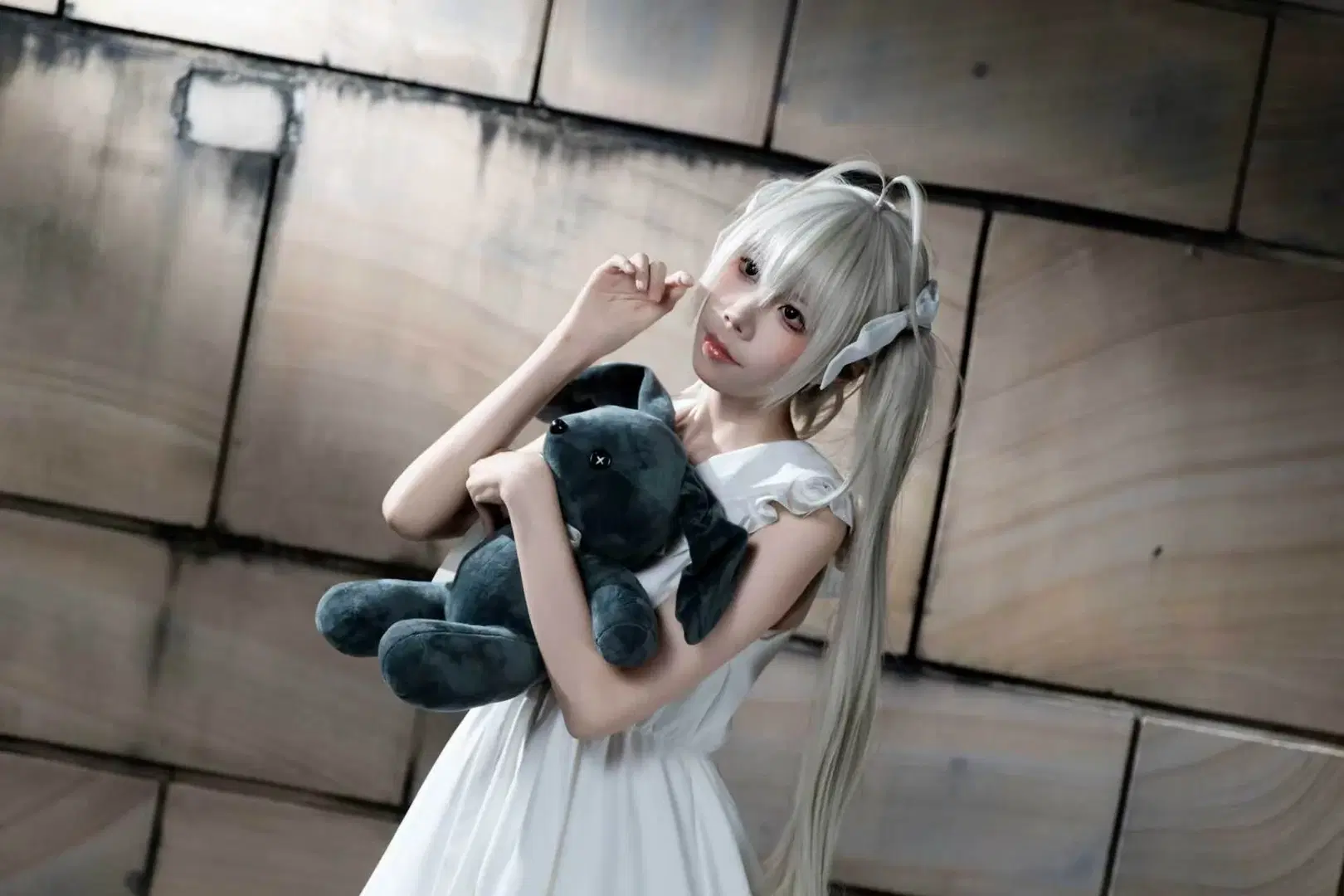 【穹妹cos】暗色墙面与白裙的碰撞，缘之空下的静谧时光 - NightDiva - 第3张