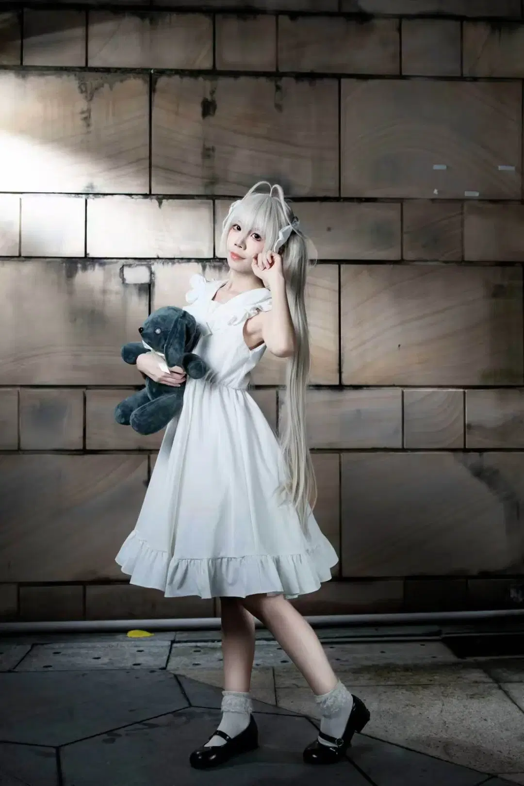 【穹妹cos】暗色墙面与白裙的碰撞，缘之空下的静谧时光 - NightDiva - 第4张