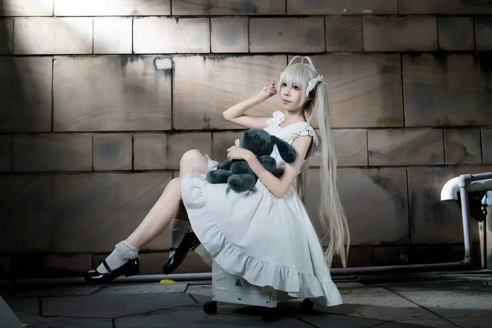 【穹妹cos】暗色墙面与白裙的碰撞，缘之空下的静谧时光 - NightDiva - 第6张