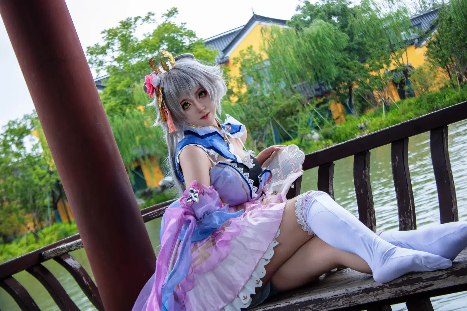 二次元少女, 洛天依cos, 国风cosplay, 园林外景, 白丝过膝袜