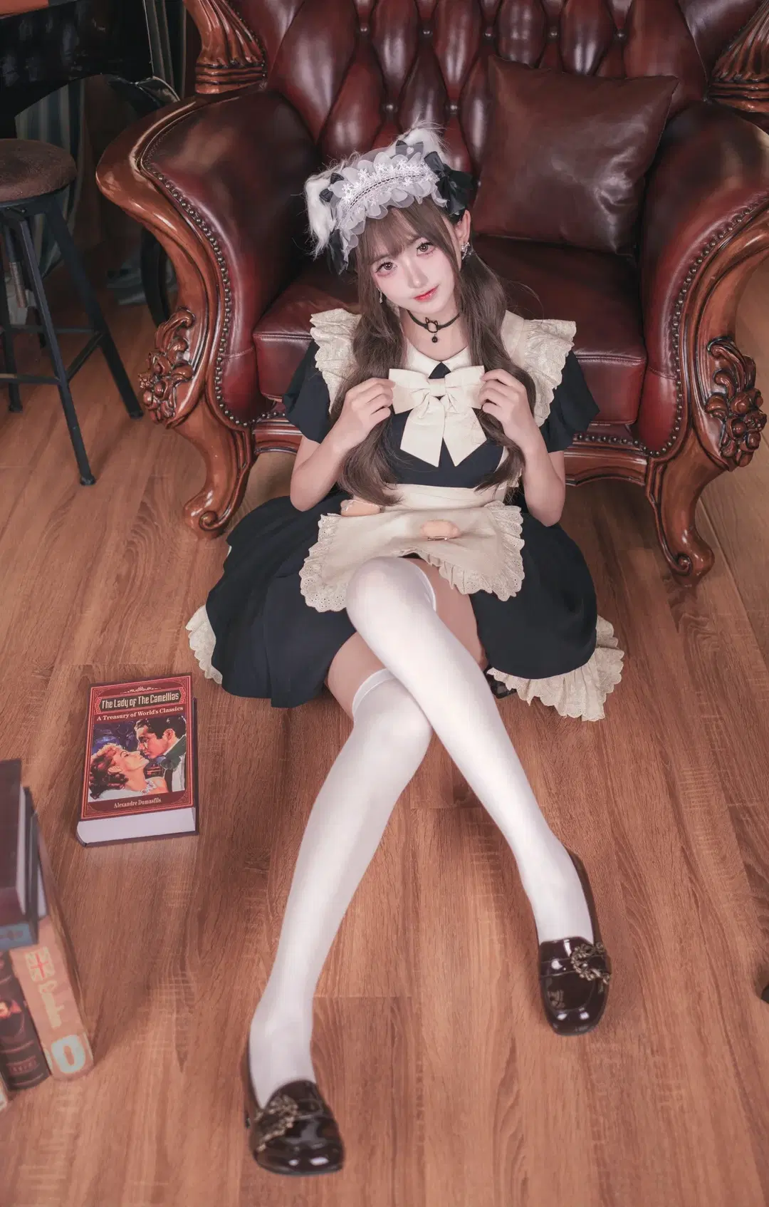 メイド服, ツインテール, レトロ撮影, 白ストッキング, 猫の擬人化