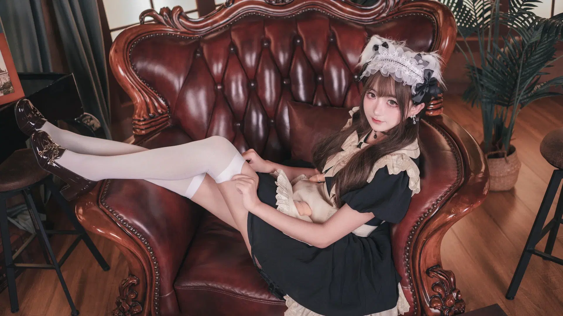 コスプレ, メイド服, 白ストッキング, レトロな書斎, 猫の擬人化