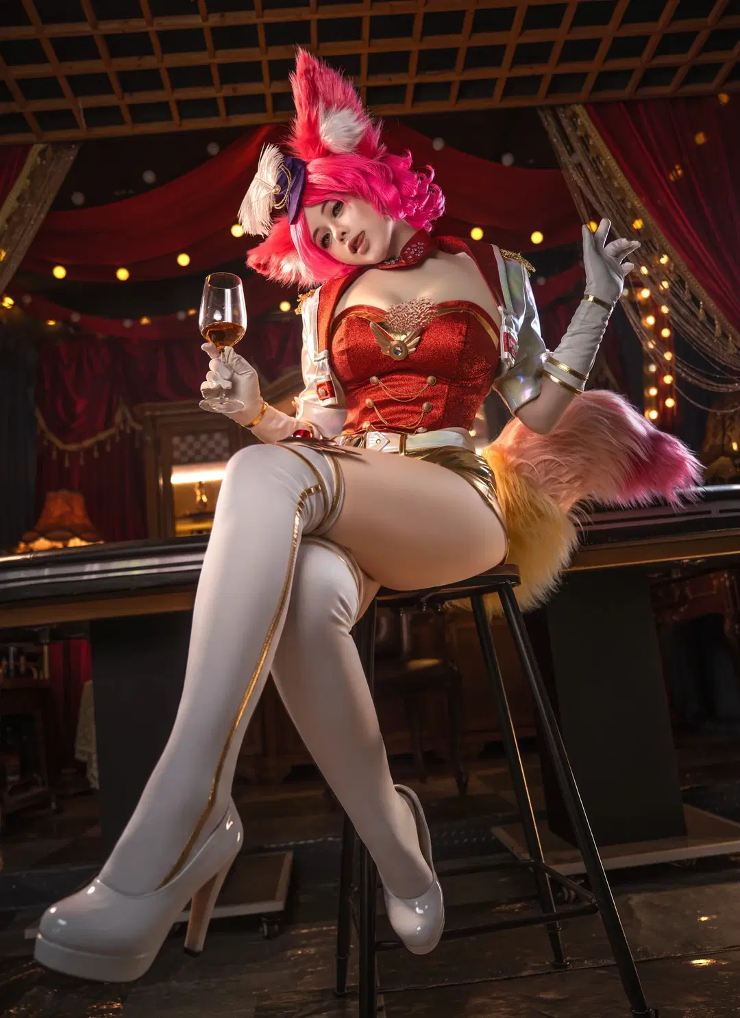 【妲己コスプレ】オナー・オブ・キングス ラスベガスのグラマラス、レトロカジノに佇む妖艶な大人の女性 - QqQ - 10枚目