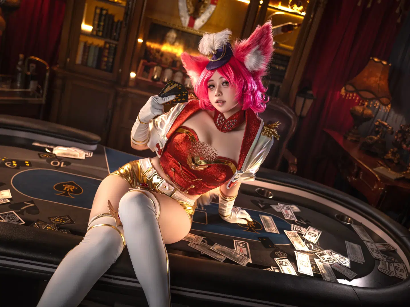 【妲己コスプレ】オナー・オブ・キングス ラスベガスのグラマラス、レトロカジノに佇む妖艶な大人の女性 - QqQ - 2枚目