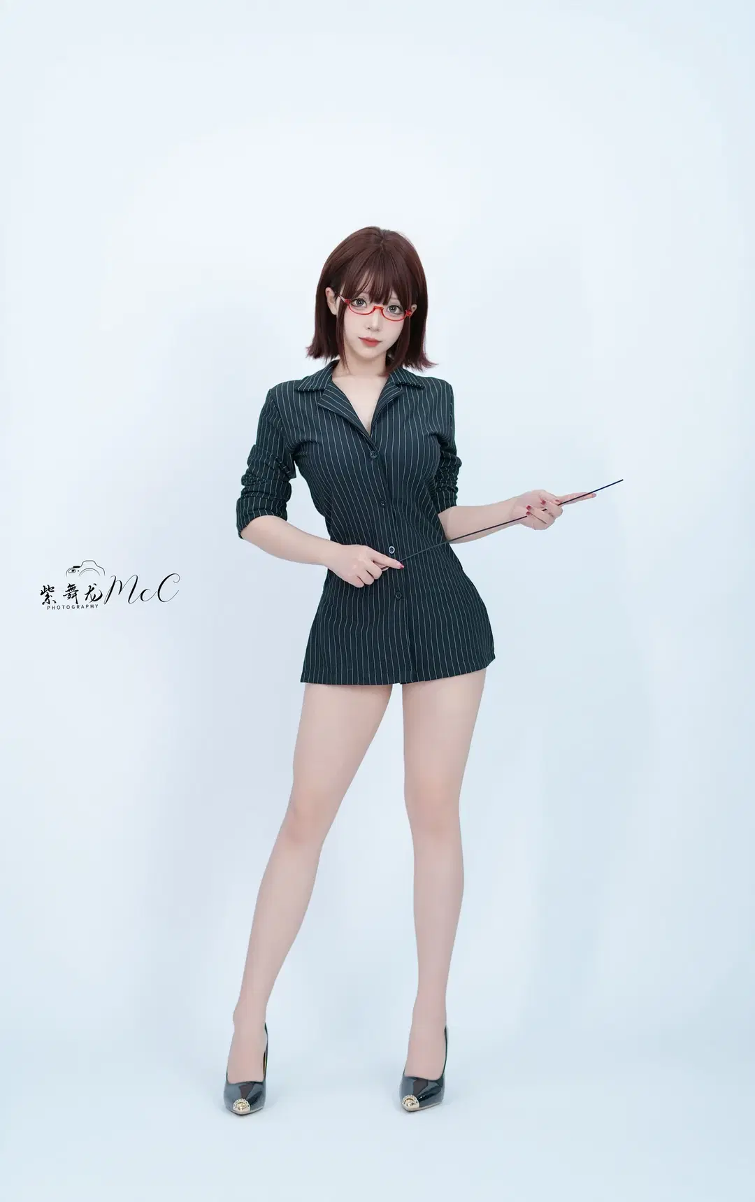 【秘書コスプレ】ビジネスウェアで業務報告、凛とした大人のスタジオ撮影 - 紫舞龙McC - 2枚目