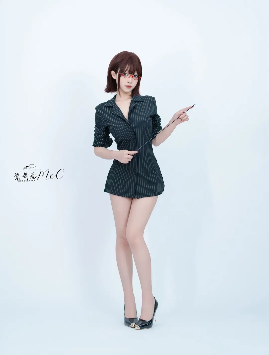 【秘書コスプレ】ビジネスウェアで業務報告、凛とした大人のスタジオ撮影 - 紫舞龙McC - 4枚目