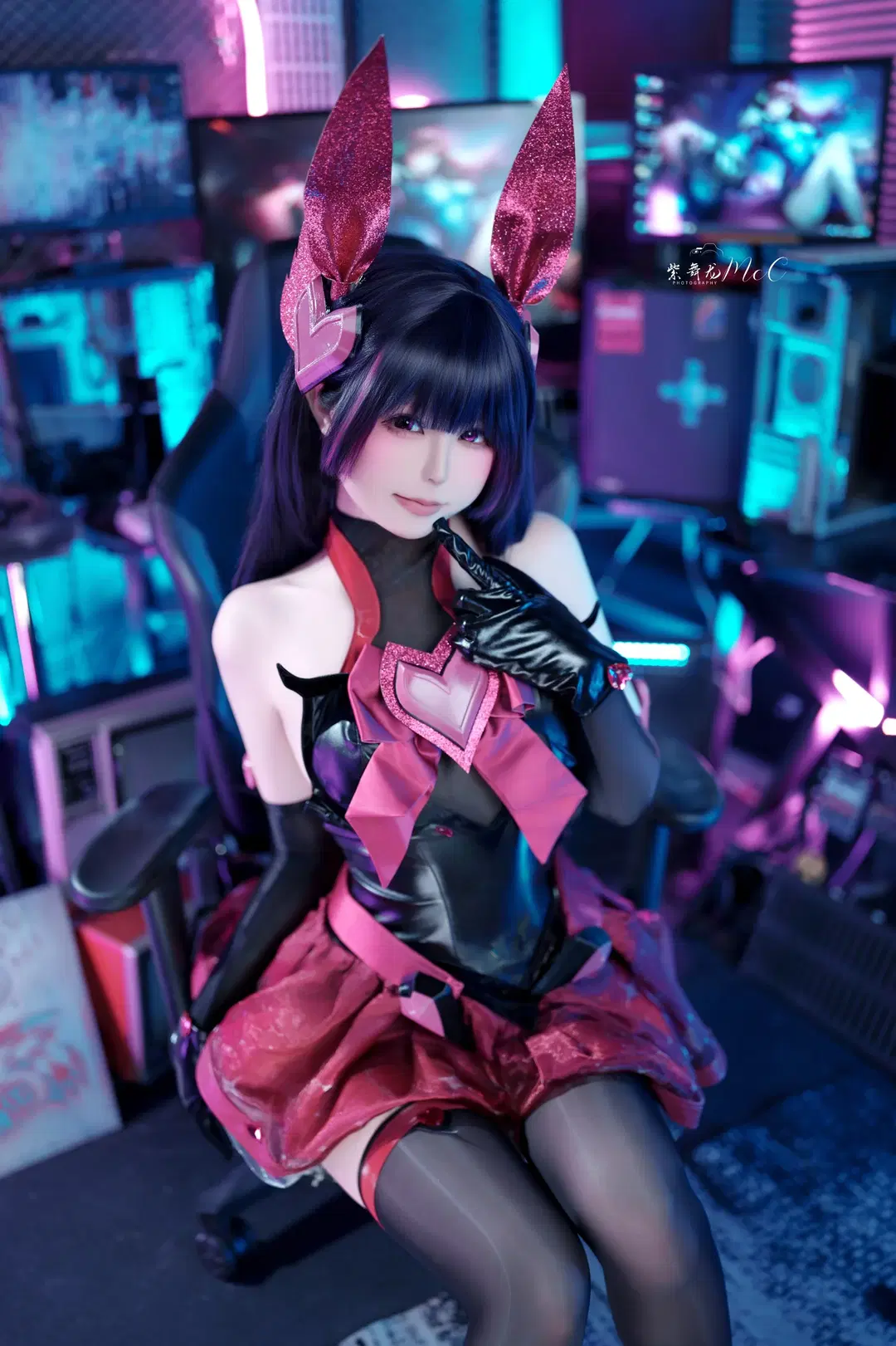 Overwatch D.Va Bunny Girl Cosplay: Waiting for You in the Cyberpunk Gaming Room by 紫舞龙McC - Image 2