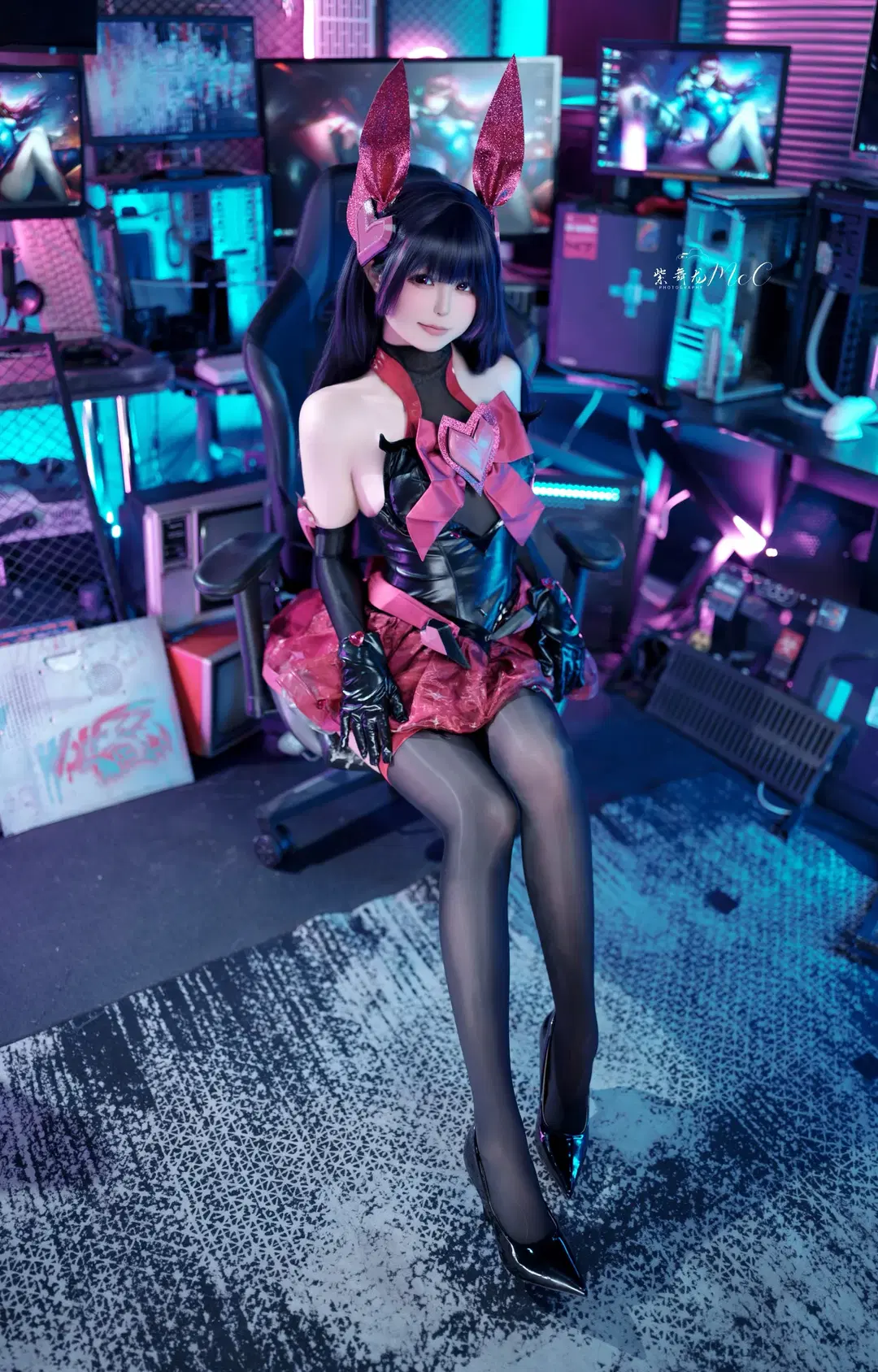 Overwatch D.Va Bunny Girl Cosplay: Waiting for You in the Cyberpunk Gaming Room by 紫舞龙McC - Image 4