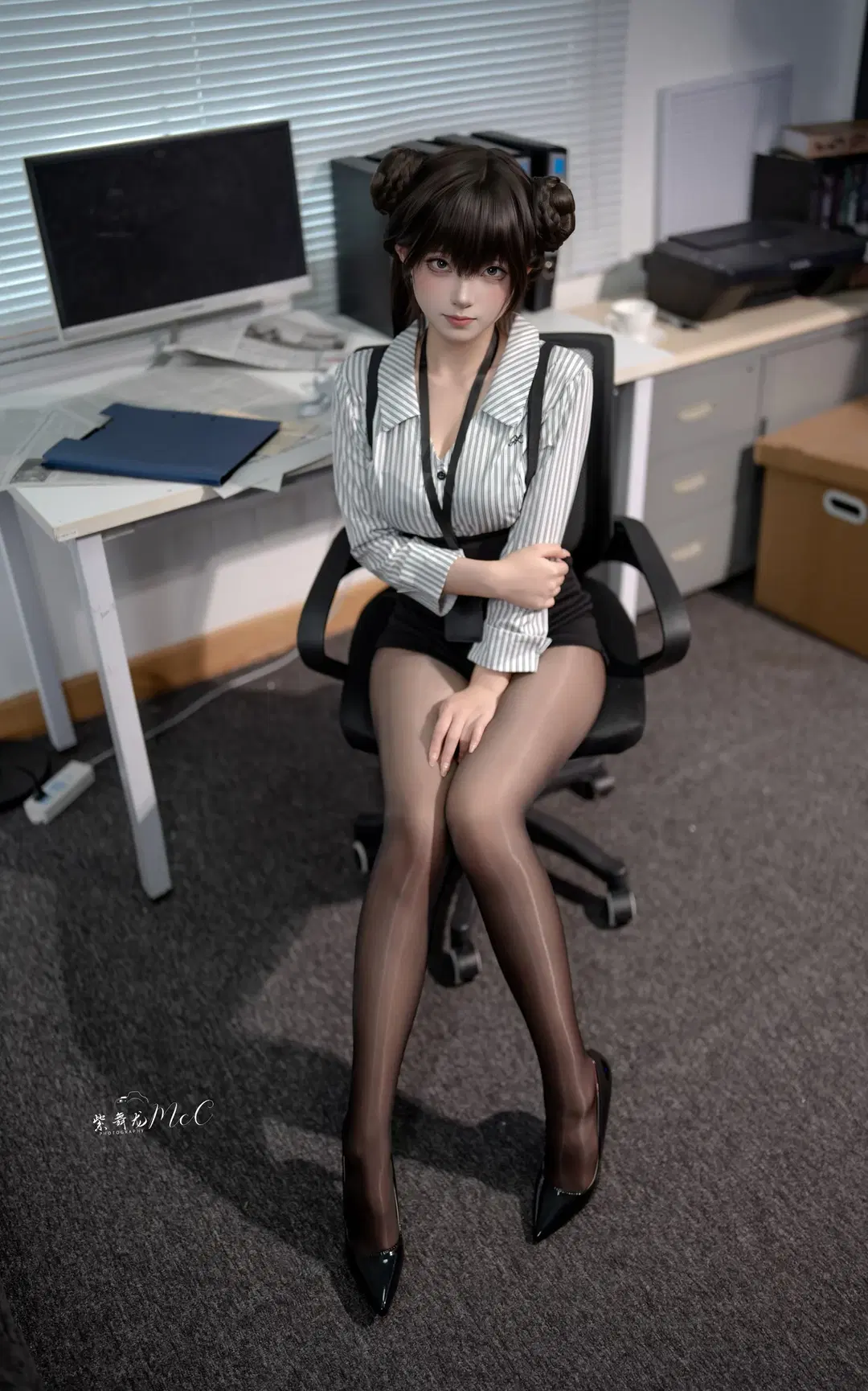 妃咲cos, 碧蓝档案, 二次元cosplay, 黑丝袜, 办公室制服