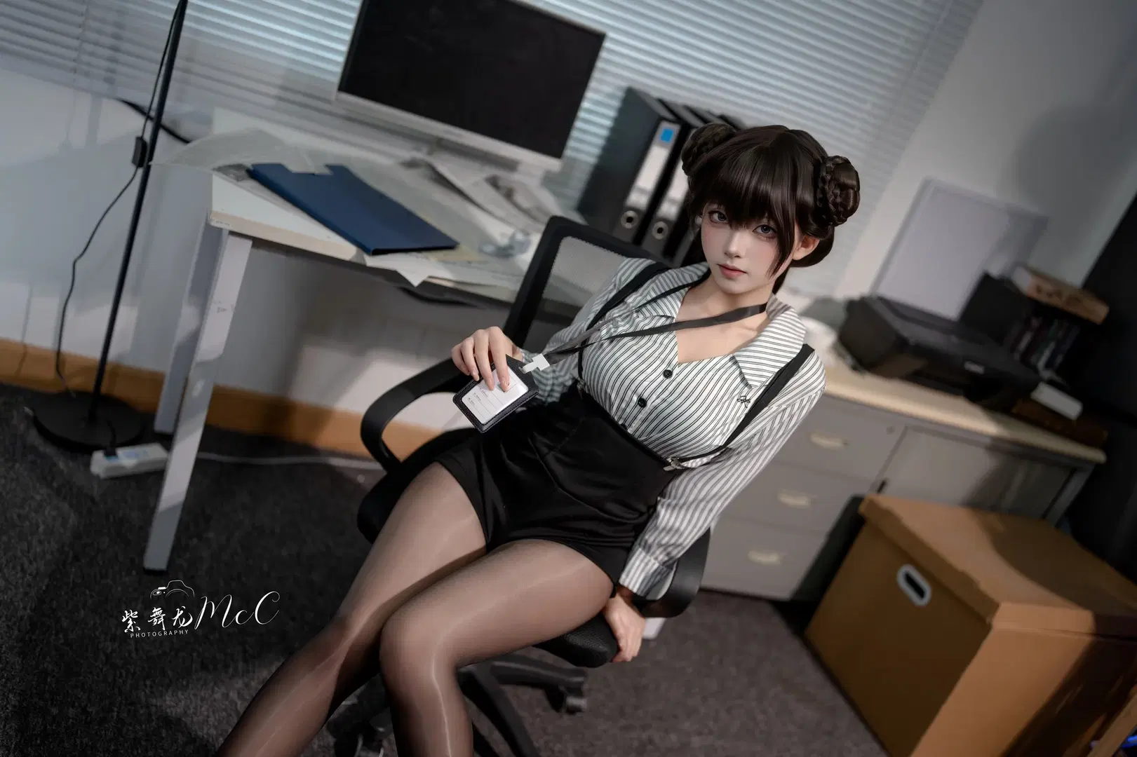 キサキ コスプレ, ブルーアーカイブ, ポーズ参考, 制服, ストッキング