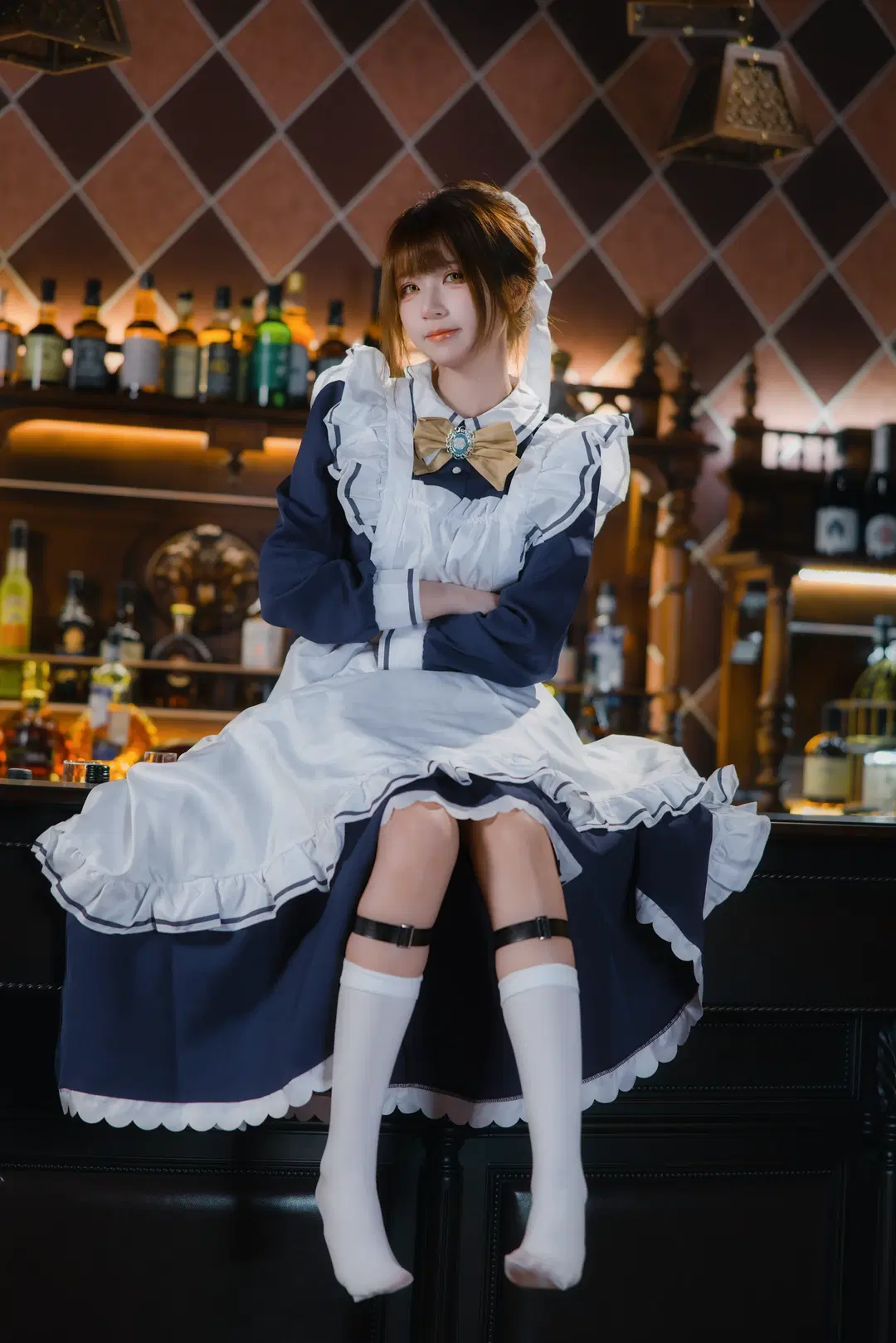 Navy Blue Maid Dress in a Vintage Bar: A Sweet and Cool Collision of White Stockings and Thigh Straps by 翻版小霸王 - Image 2