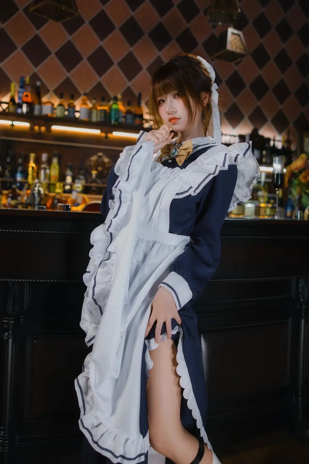 吧台限定女仆写真，掀裙子真的只是因为凳子太挤了 - 翻版小霸王 - 第2张