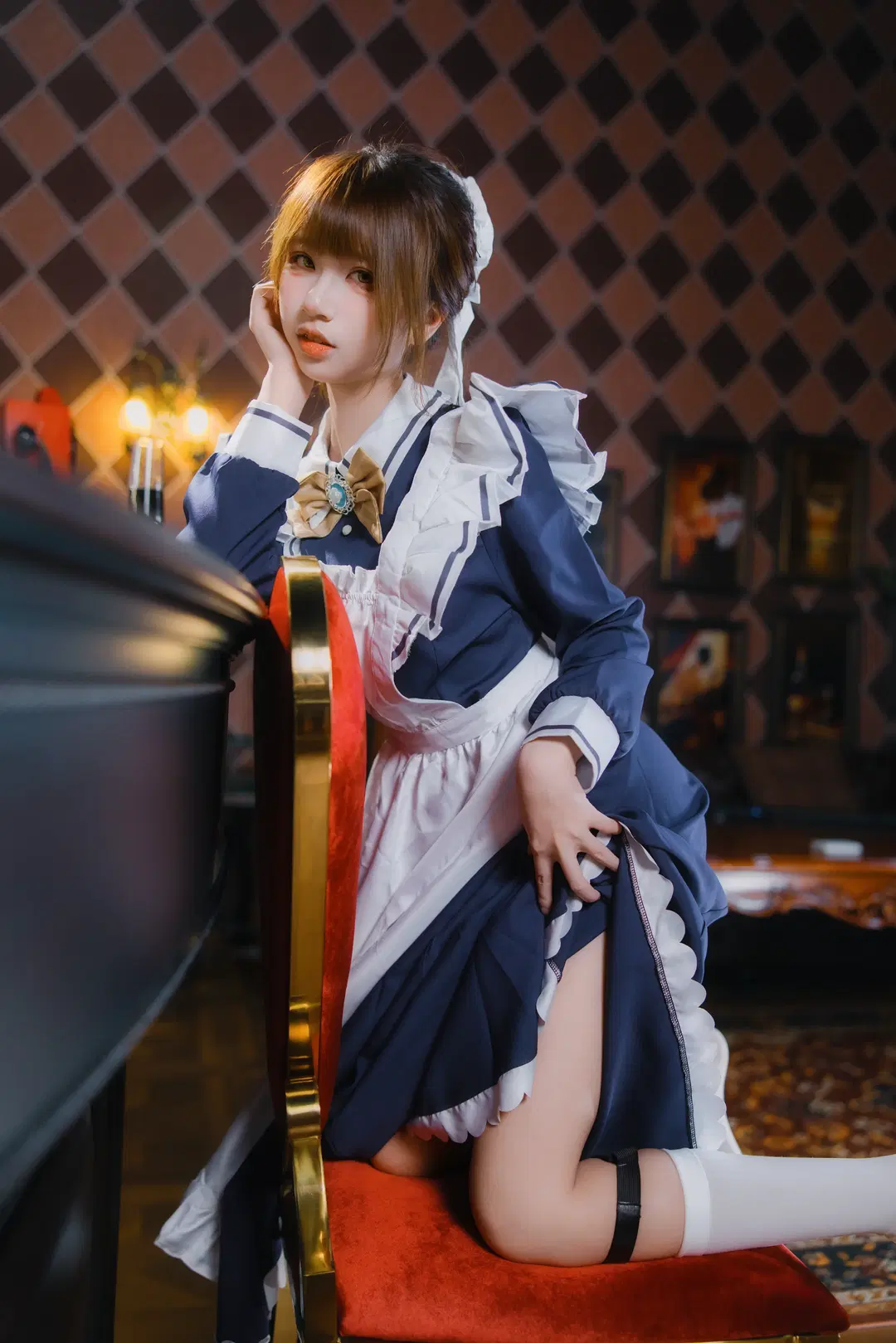 吧台限定女仆写真，掀裙子真的只是因为凳子太挤了 - 翻版小霸王 - 第6张