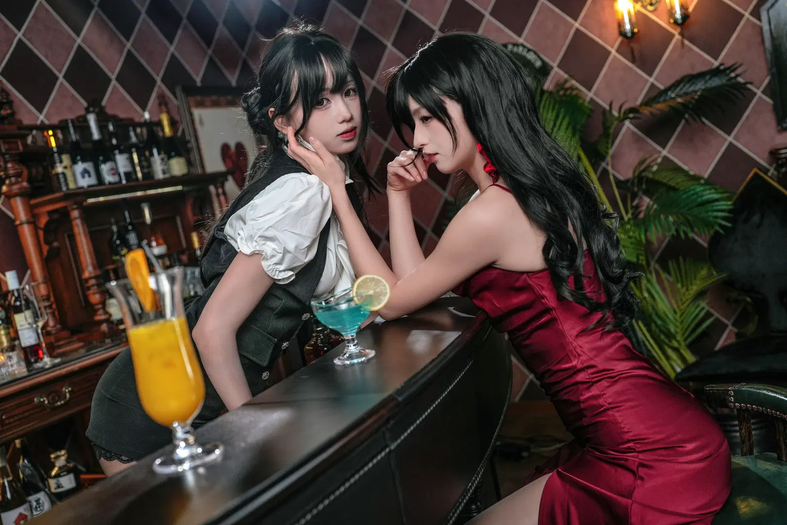 赤いドレスと黒ベストの衝突、クラシカルなバー撮影で紡ぐ二人の濃密な雰囲気 - jimmywang - 2枚目
