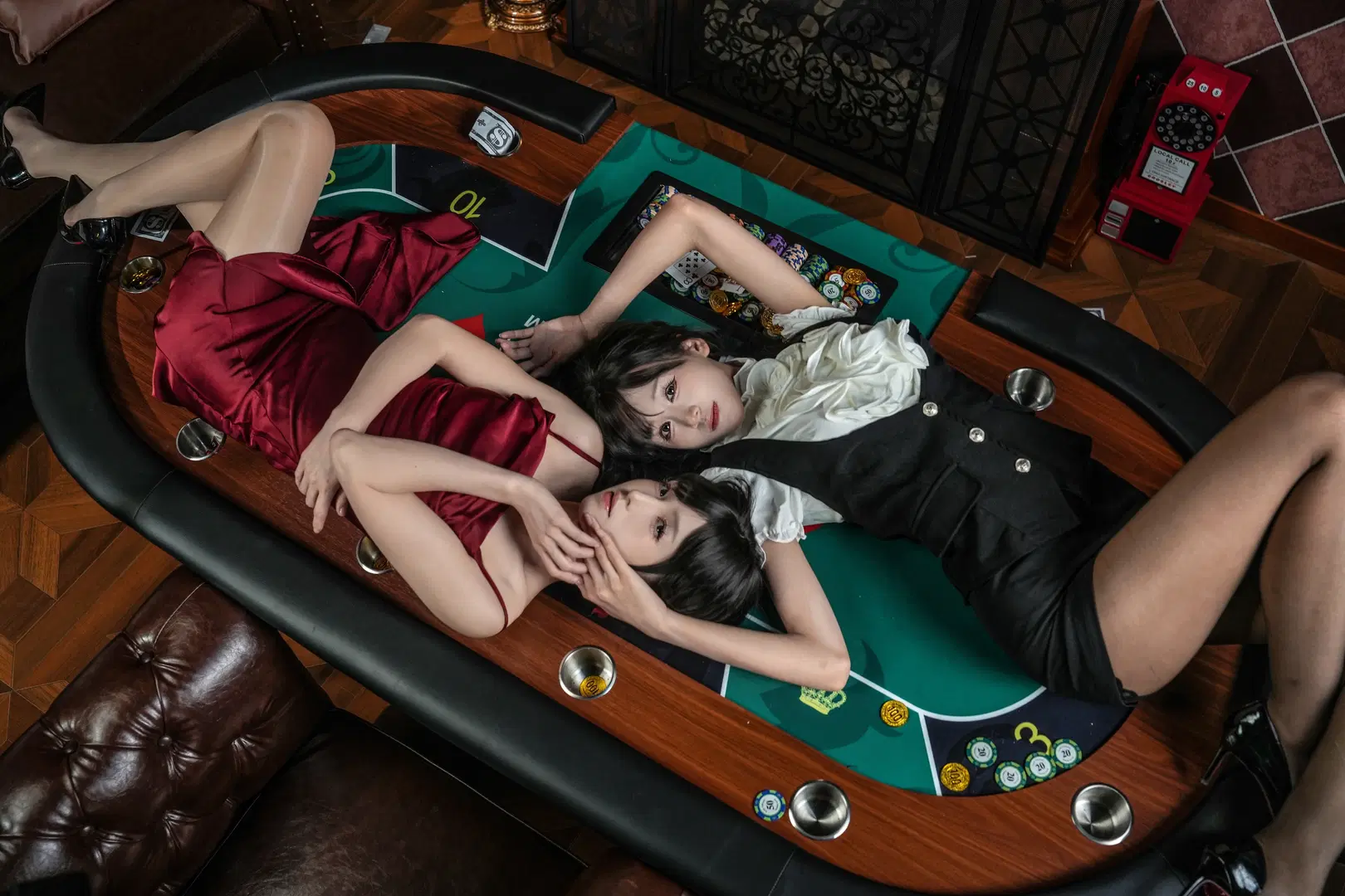 赤いドレスと黒ベストの衝突、クラシカルなバー撮影で紡ぐ二人の濃密な雰囲気 - jimmywang - 5枚目