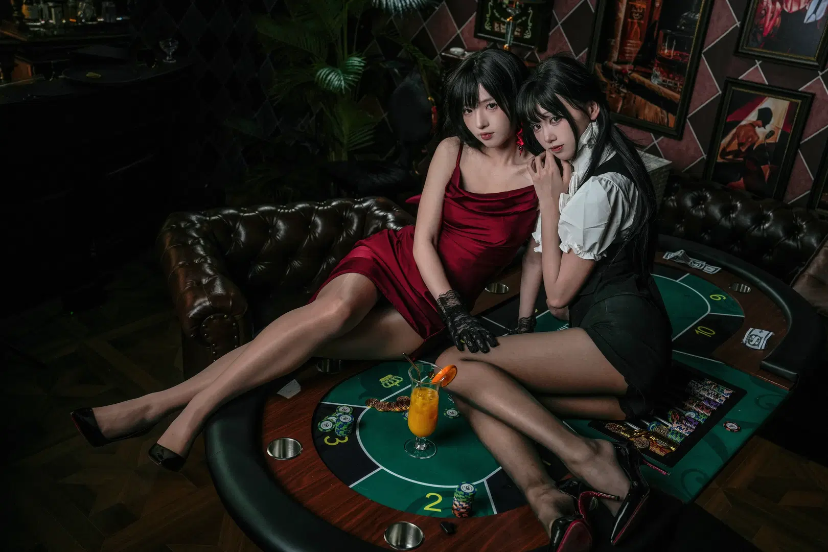 赤いドレスと黒ベストの衝突、クラシカルなバー撮影で紡ぐ二人の濃密な雰囲気 - jimmywang - 6枚目