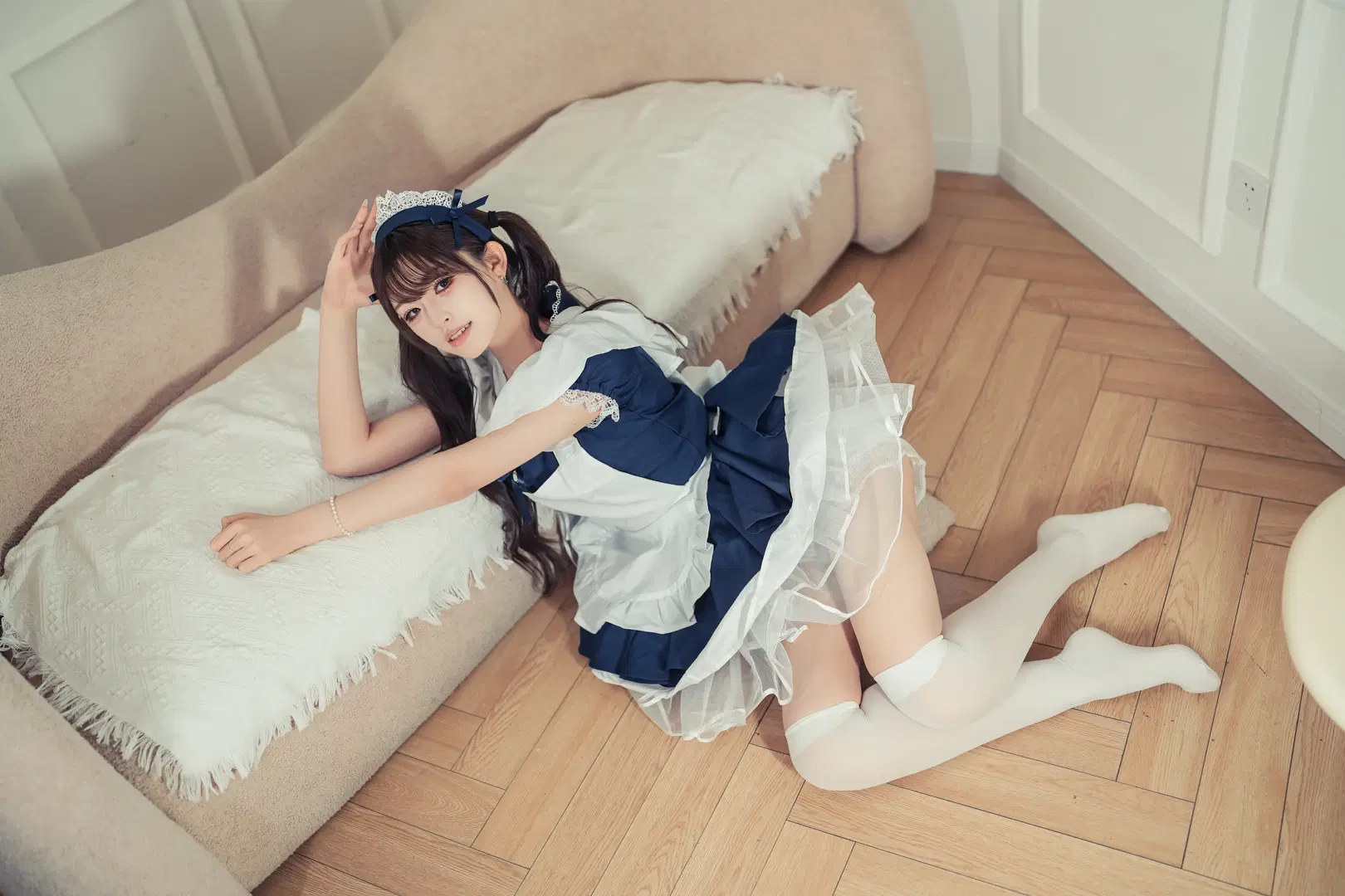 深蓝白配色女仆装与白丝双马尾的居家拍摄 - jimmywang - 第2张