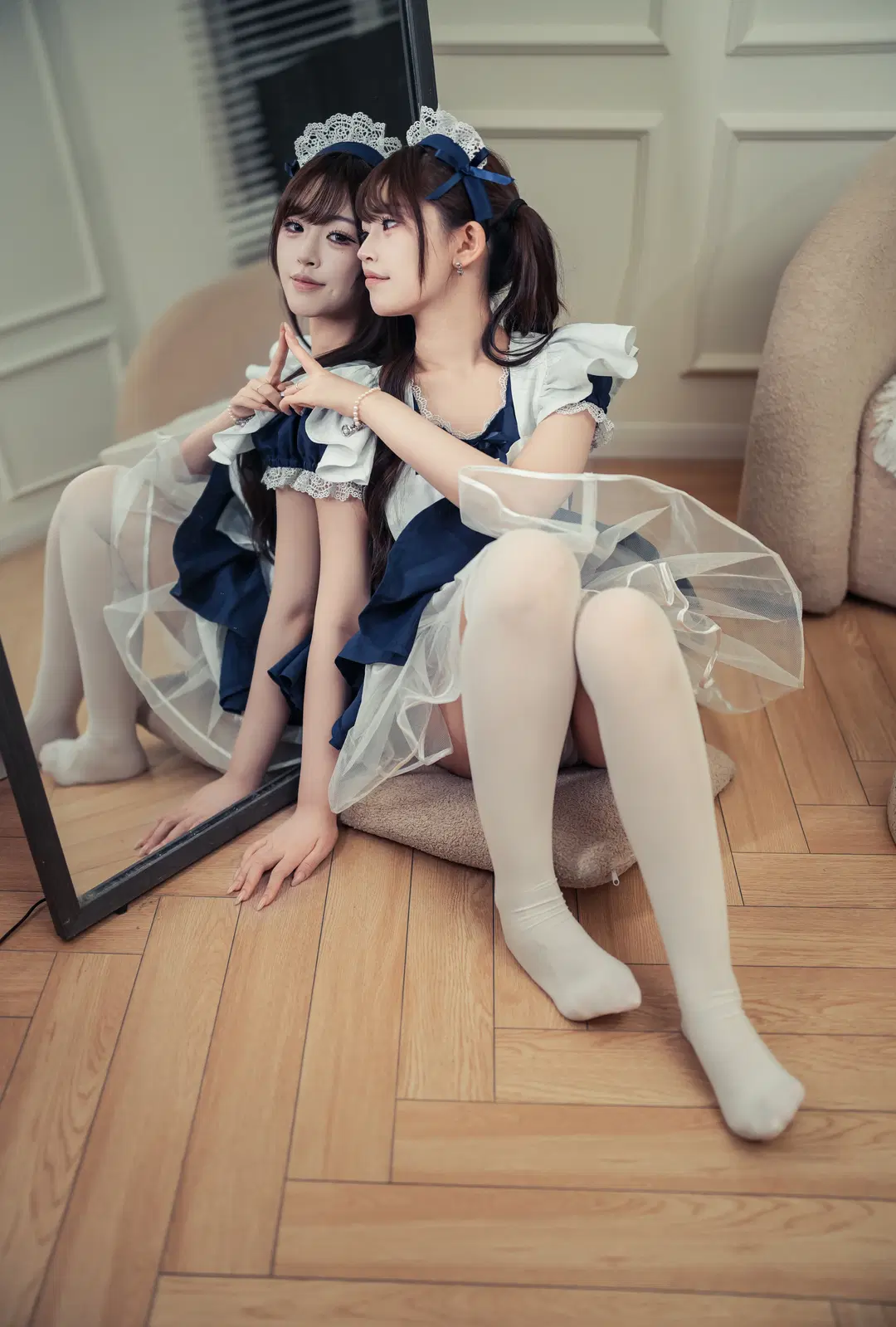 深蓝白配色女仆装与白丝双马尾的居家拍摄 - jimmywang - 第8张