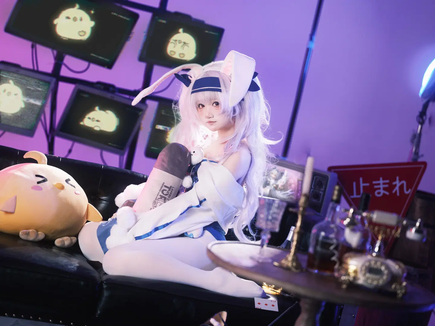 [Laffey cosplay] The Lazy White Stockings Bunny Girl in Azur Lane's Cyberpunk Bar by 照烧热带鱼 - Image 4