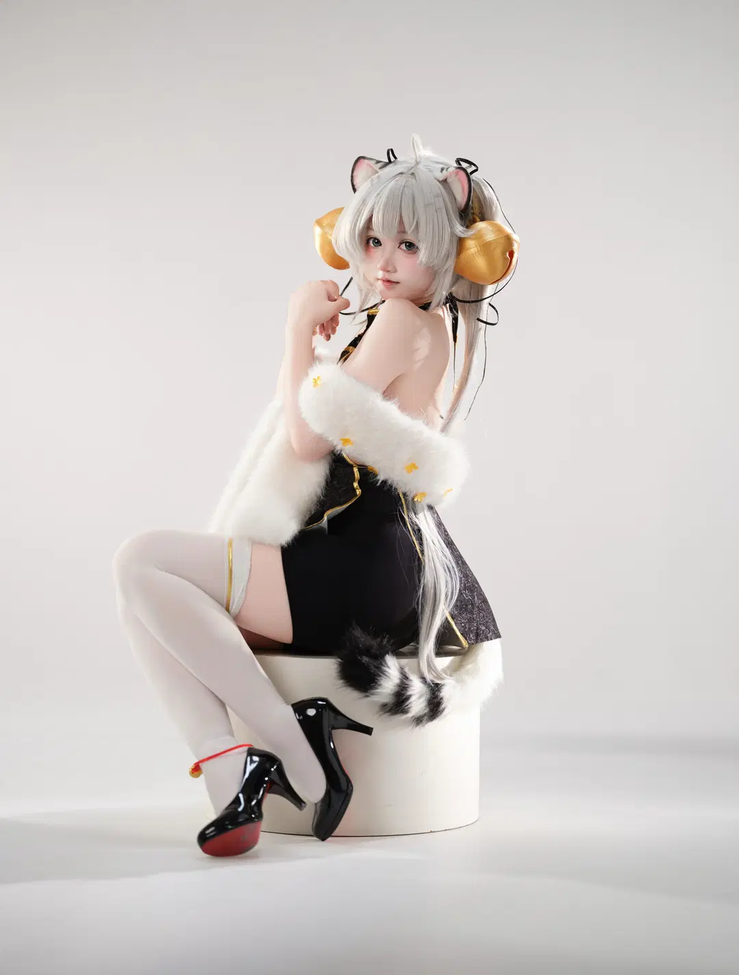 二次元穿搭, 猫耳cos, 银发造型, 棚拍写真, 白丝过膝袜