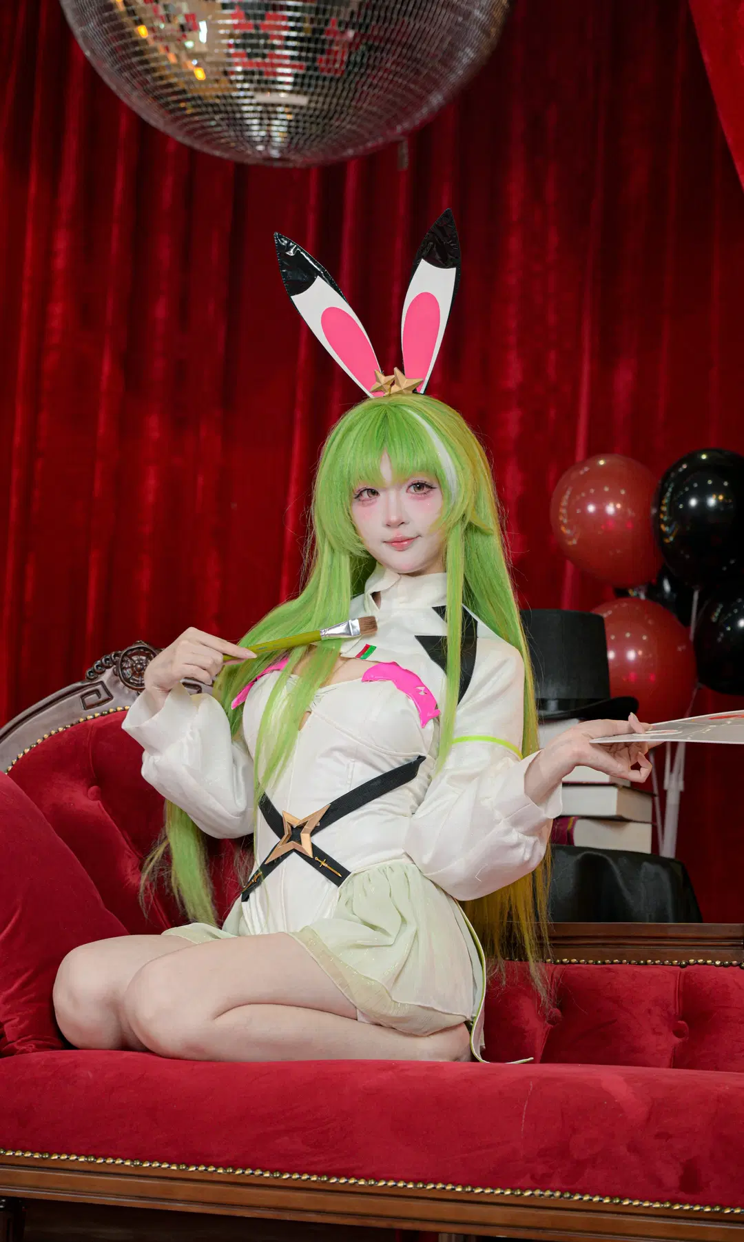 Raffaello cosplay from Azur Lane: The clash of green hair, bunny girl ears, and a paintbrush by 東雲 - Image 2