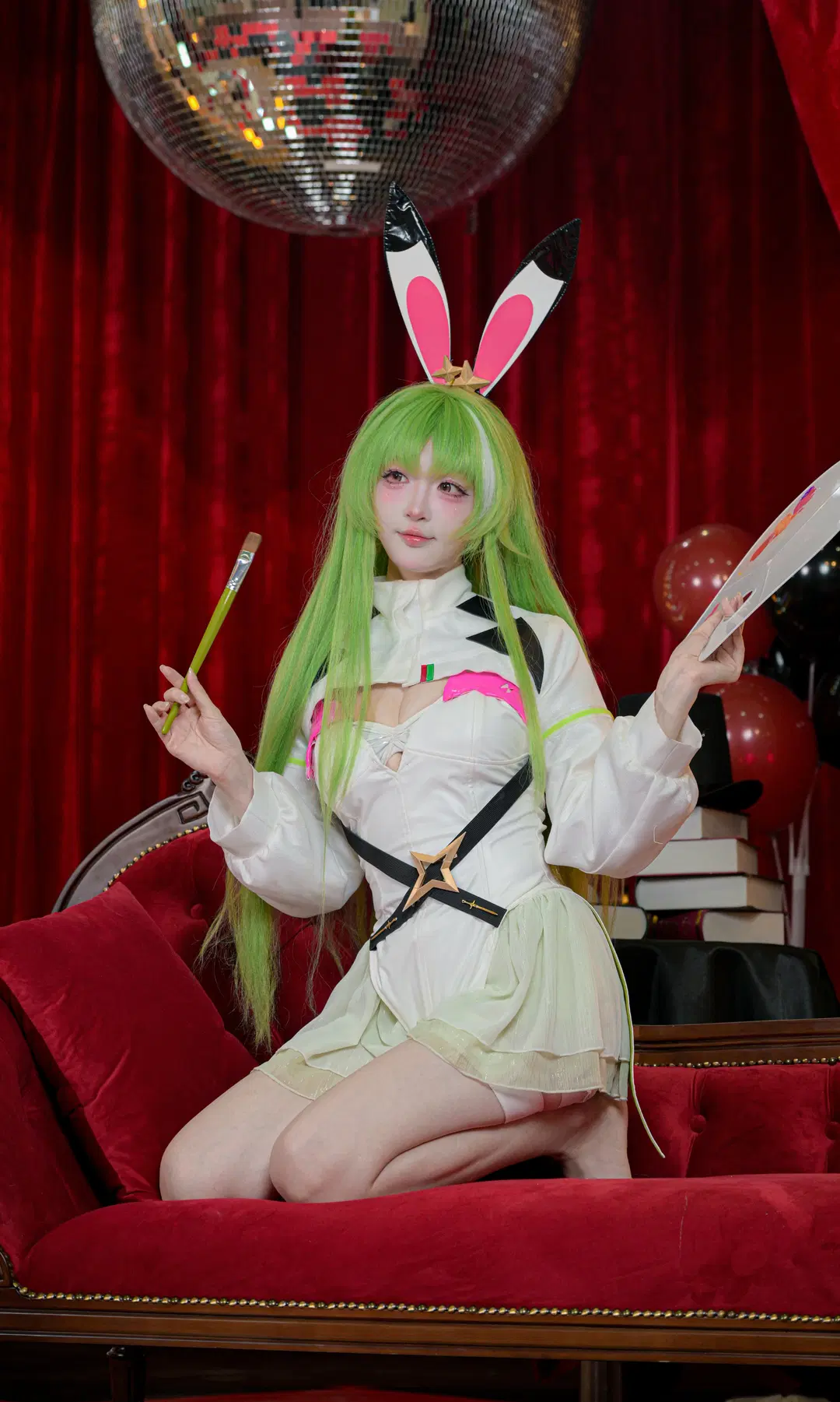 Raffaello cosplay from Azur Lane: The clash of green hair, bunny girl ears, and a paintbrush by 東雲 - Image 3