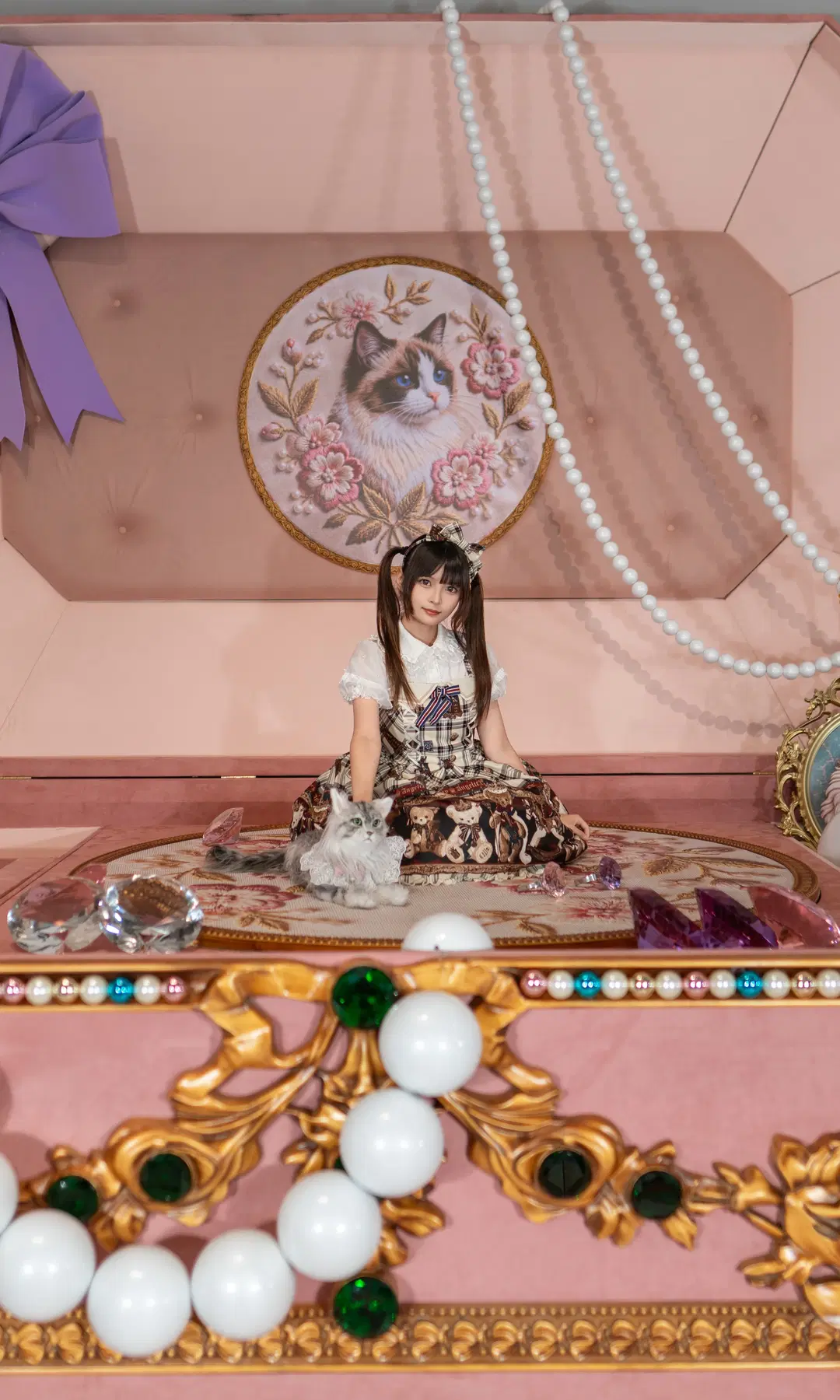 Lolita Doll Photoshoot at "A History of Cats at the British Library" Exhibition by 薄荷起司喵 - Image 3