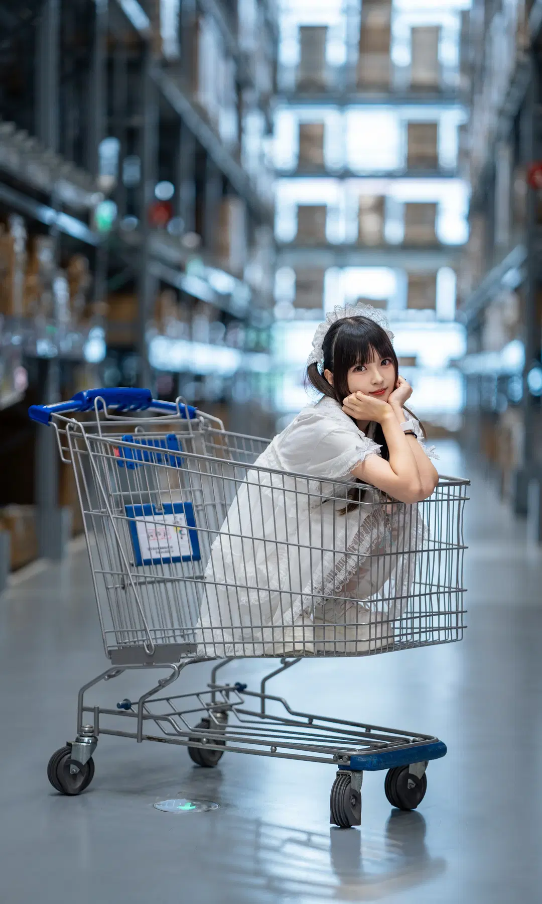 White Lolita and Giant Shopping Cart: Japanese-Style Photoshoot Booking at IKEA Warehouse by 薄荷起司喵 - Image 4
