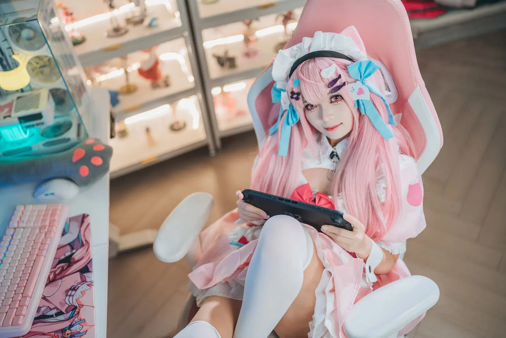 Yuuki Sakuna cosplay: A Wonderfully Cozy VTuber Daily Life in Pink Maid Outfit and Gaming Room by MinnTo - Image 4