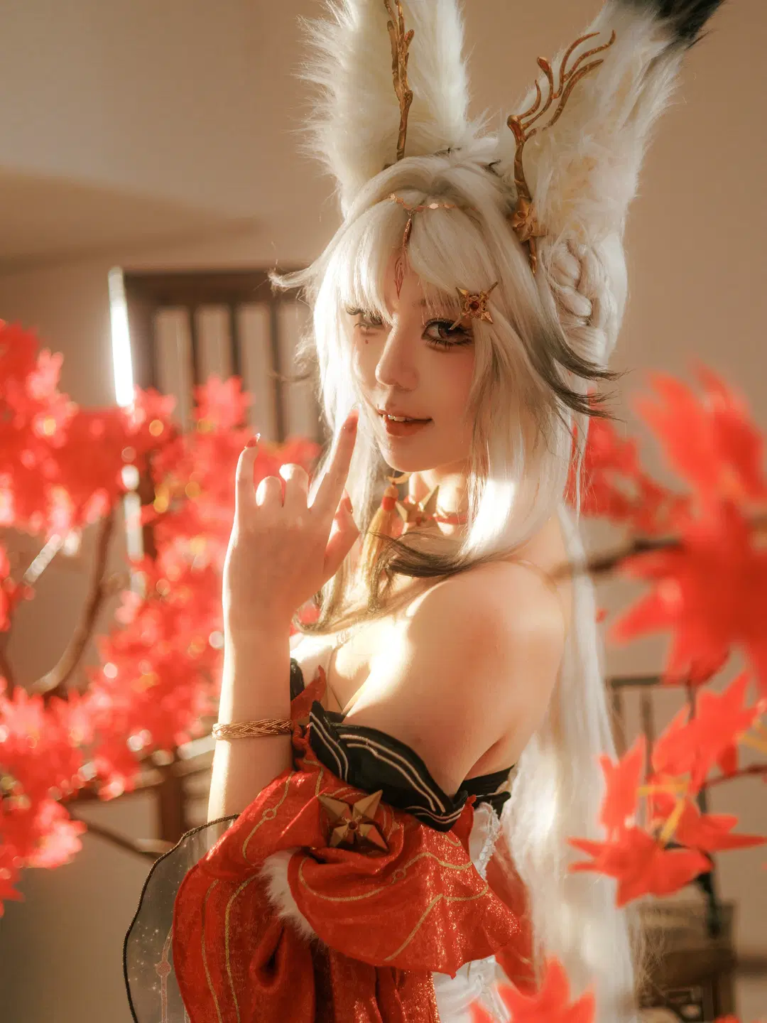 【心月狐コスプレ】『鳴潮』の幻境、紅葉と白狐が紡ぐ気だるげな刻 - 次元拍档 - 2枚目
