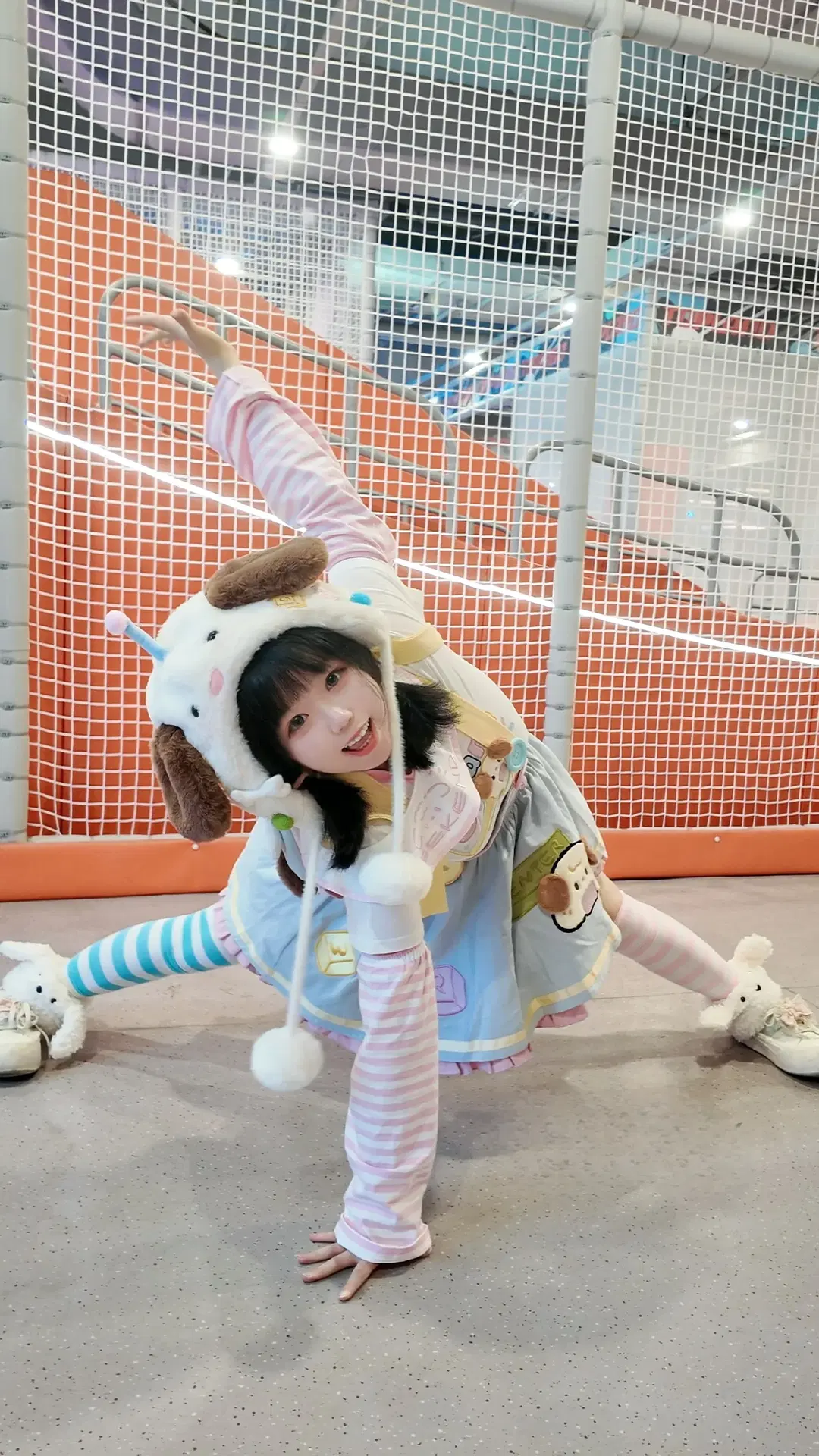 ストライプタイツ, ゲーム風コスプレ, 動物のぬいぐるみ帽子, ダイナミックな写真ポーズ, DJI Pocket 3 撮影