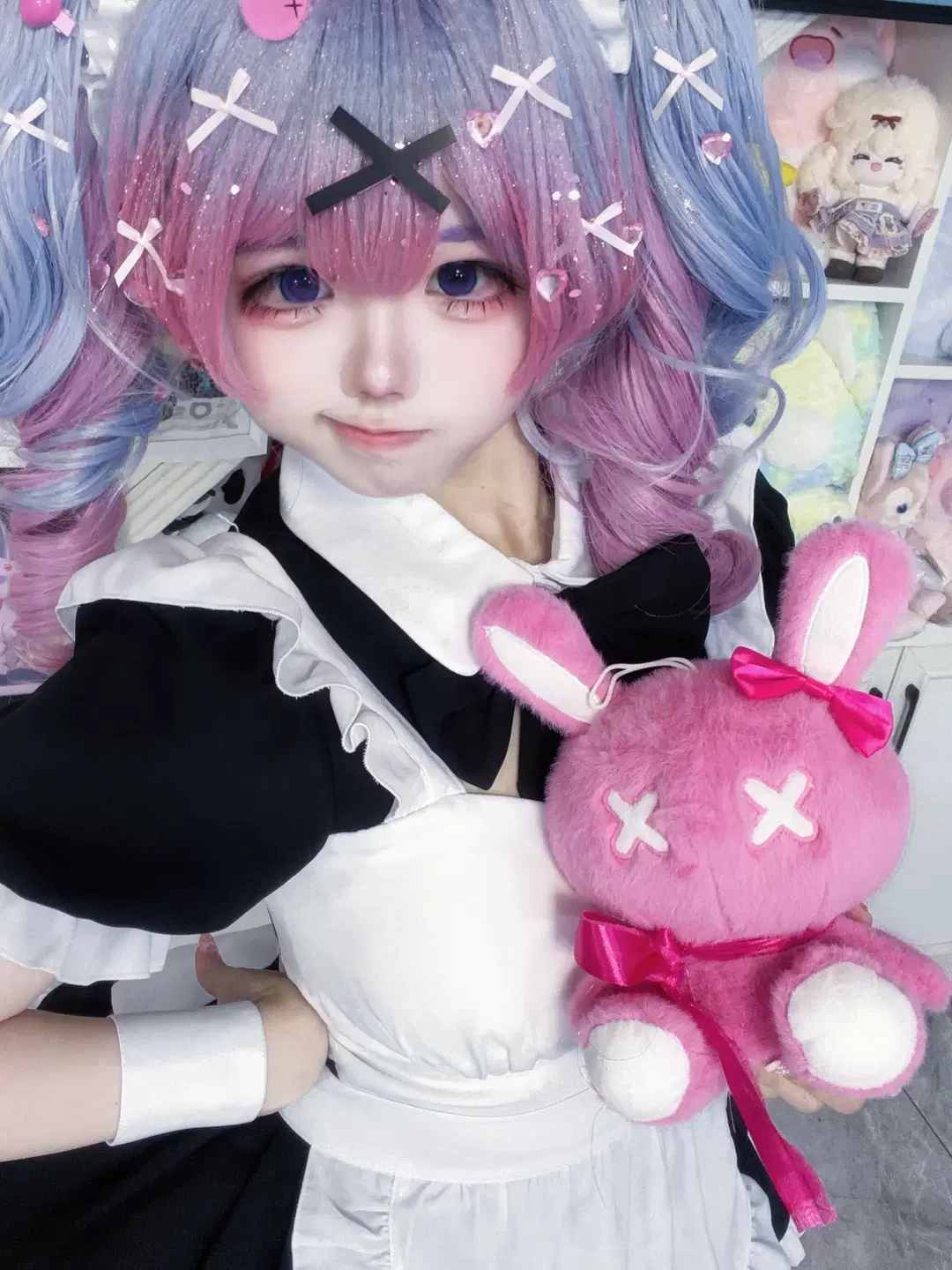 メイド服, 初音ミク コスプレ, ラビットホール, ピンクのツインテール, ぬいぐるみ
