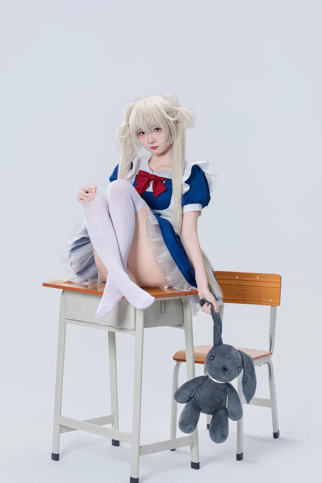 【穹妹cos】蓝白女仆装与白丝，教室里的清冷小手办 - 南朝花月 - 第2张