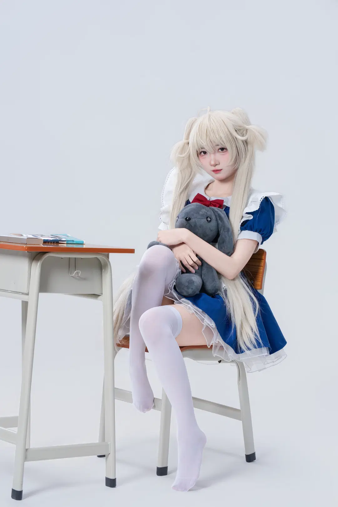【穹妹cos】蓝白女仆装与白丝，教室里的清冷小手办 - 南朝花月 - 第8张