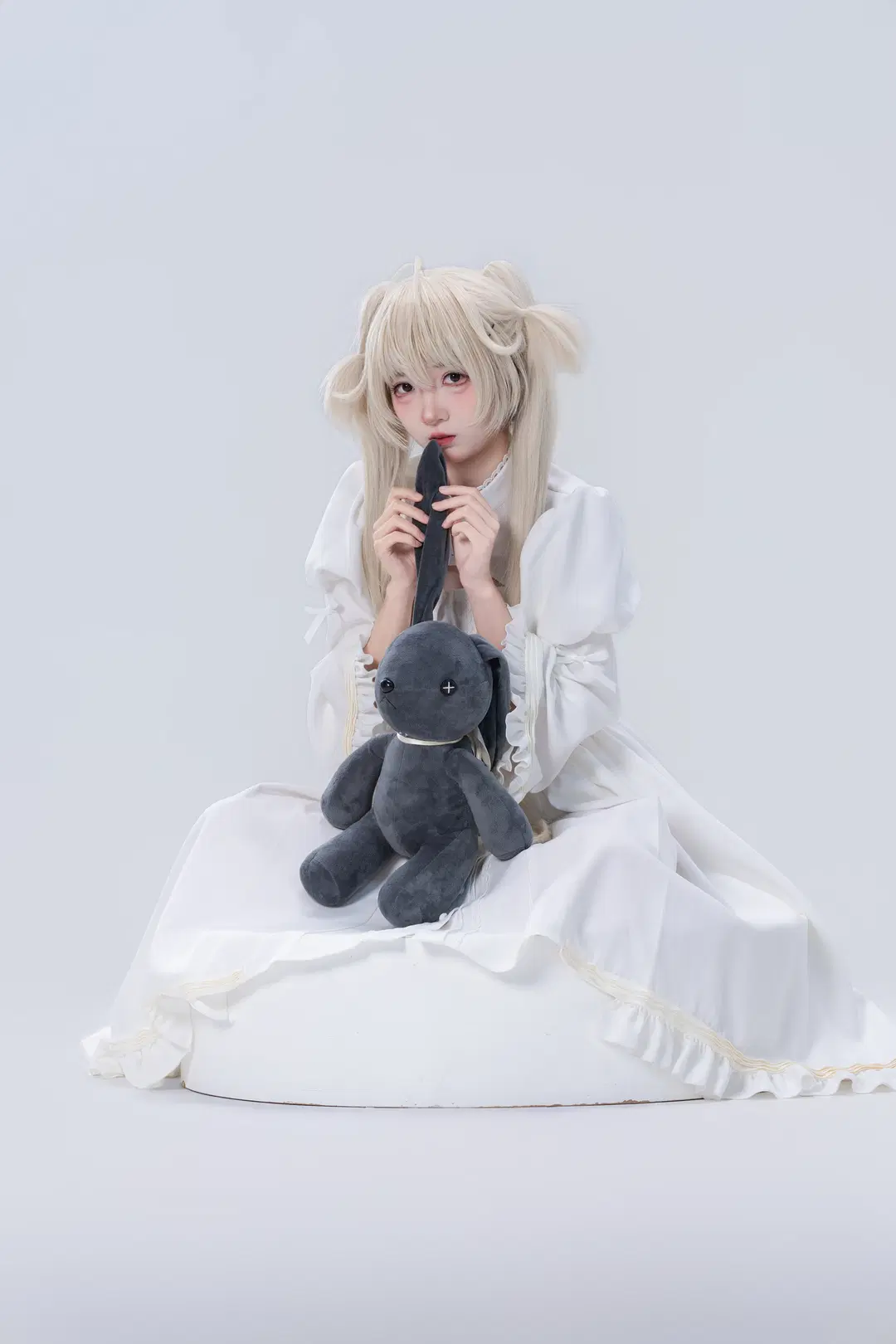 【Kasugano Sora cosplay】White Dress, Twintails, and Long-Eared Rabbit: A Studio Shoot Record by 南朝花月 - Image 11