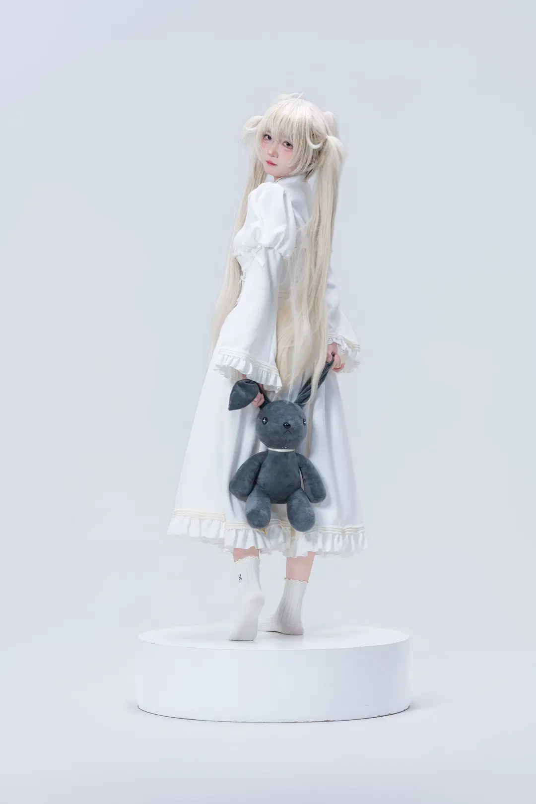 【Kasugano Sora cosplay】White Dress, Twintails, and Long-Eared Rabbit: A Studio Shoot Record by 南朝花月 - Image 2