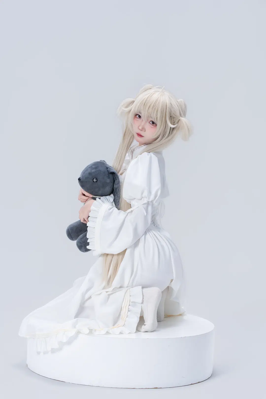 【Kasugano Sora cosplay】White Dress, Twintails, and Long-Eared Rabbit: A Studio Shoot Record by 南朝花月 - Image 4