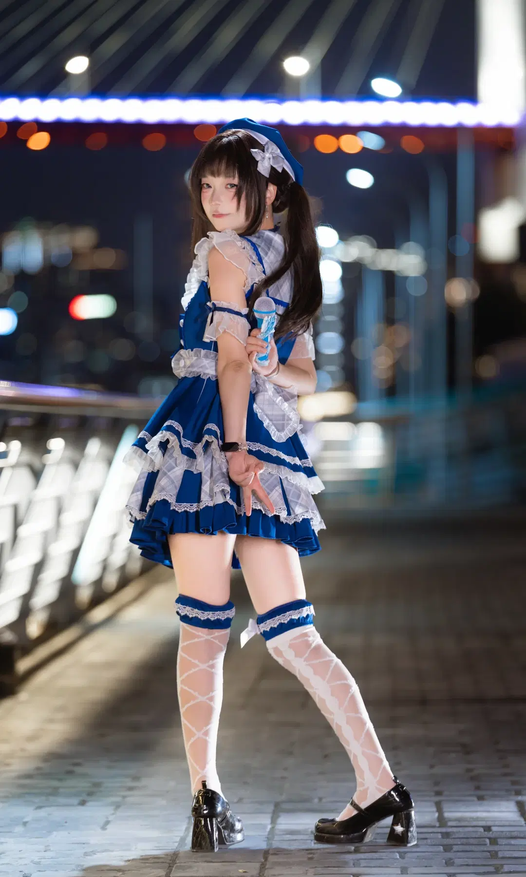 川辺の夜風に弾む青いステージ衣装のスクールアイドル - 南朝花月 - 2枚目
