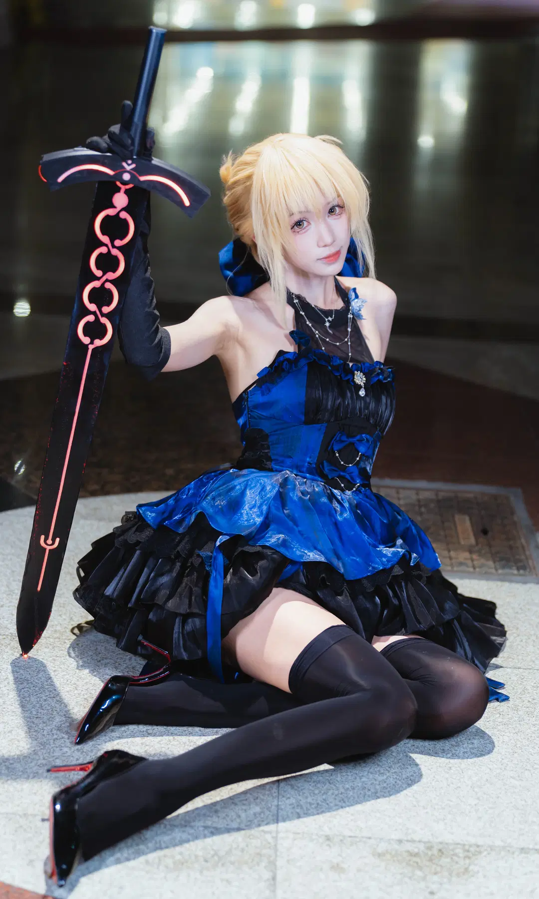 [黒セイバーのコスプレ] フェイト ドレスの黒セイバー、夜景の中の優雅さと鋭さ - 南朝花月 - 2枚目